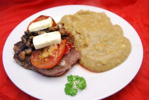 Rinder-Hüftsteak mit Speck, Tomate, Champignon und Knoblauchbutter und Kartoffel-Gemüse-Püree