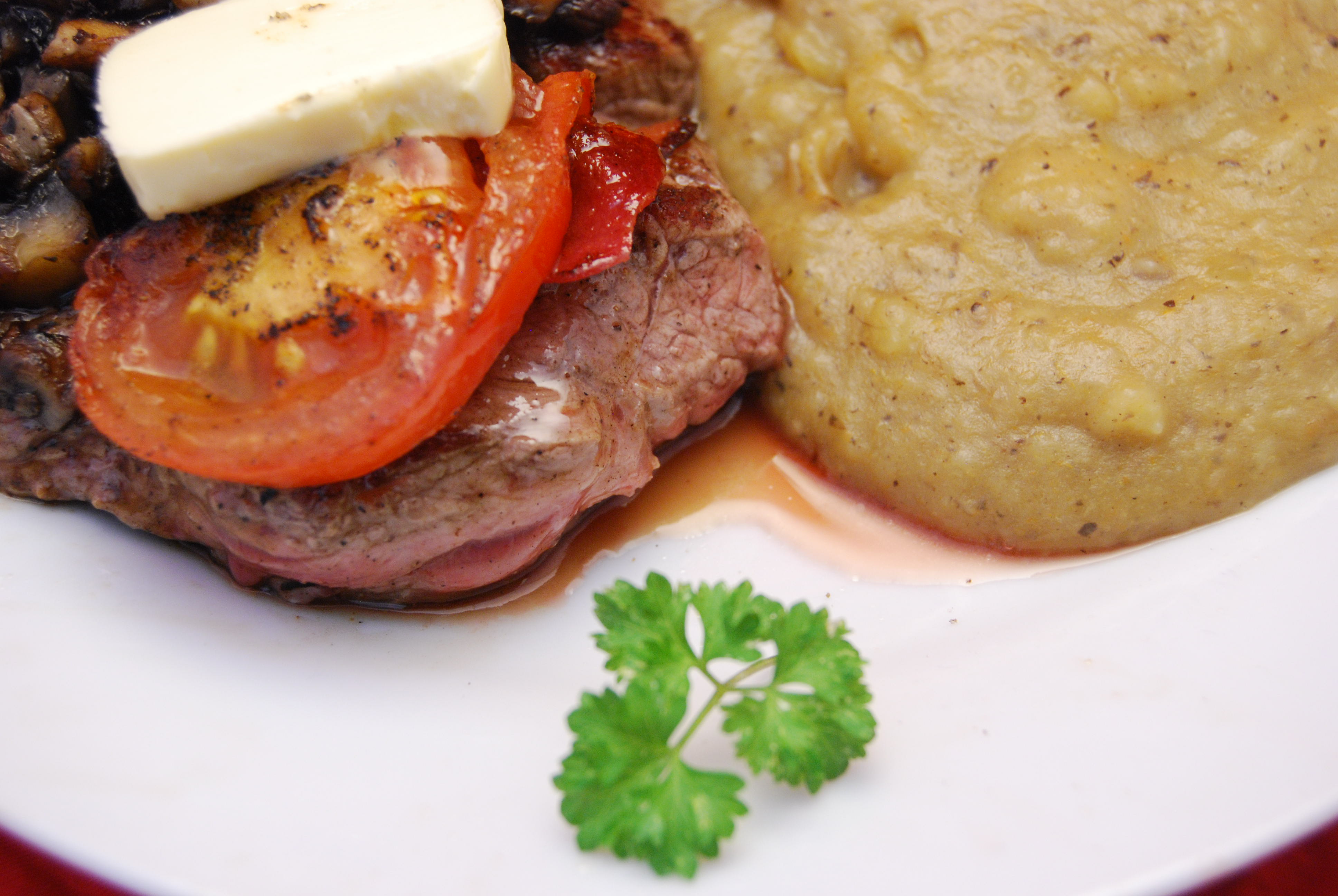 Rinder-Hüftsteak mit Speck, Tomate, Champignon und Knoblauchbutter und Kartoffel-Gemüse-Püree