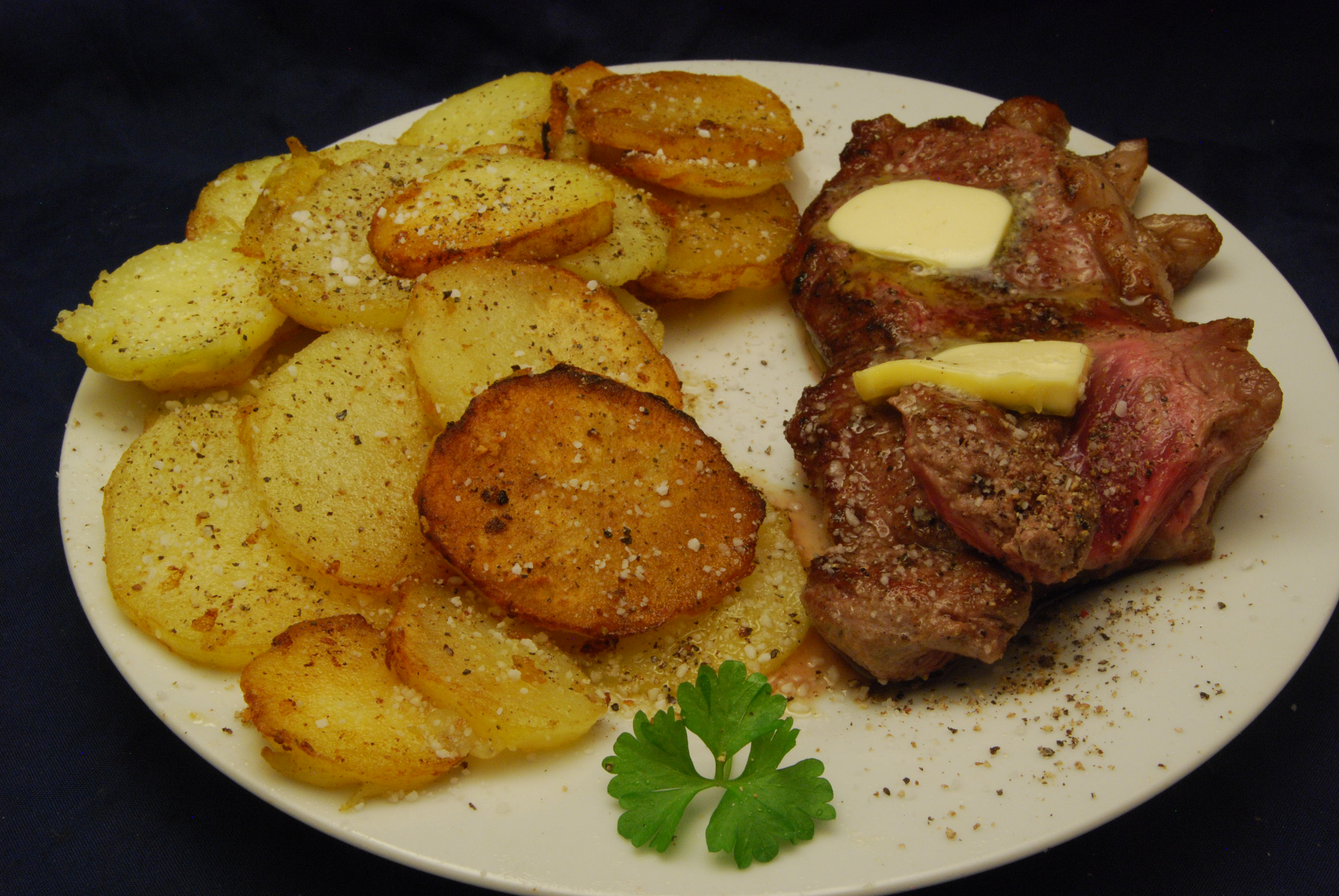 Rumpsteak mit Knoblauchbutter und Bratkartoffeln - Nudelheissundhos