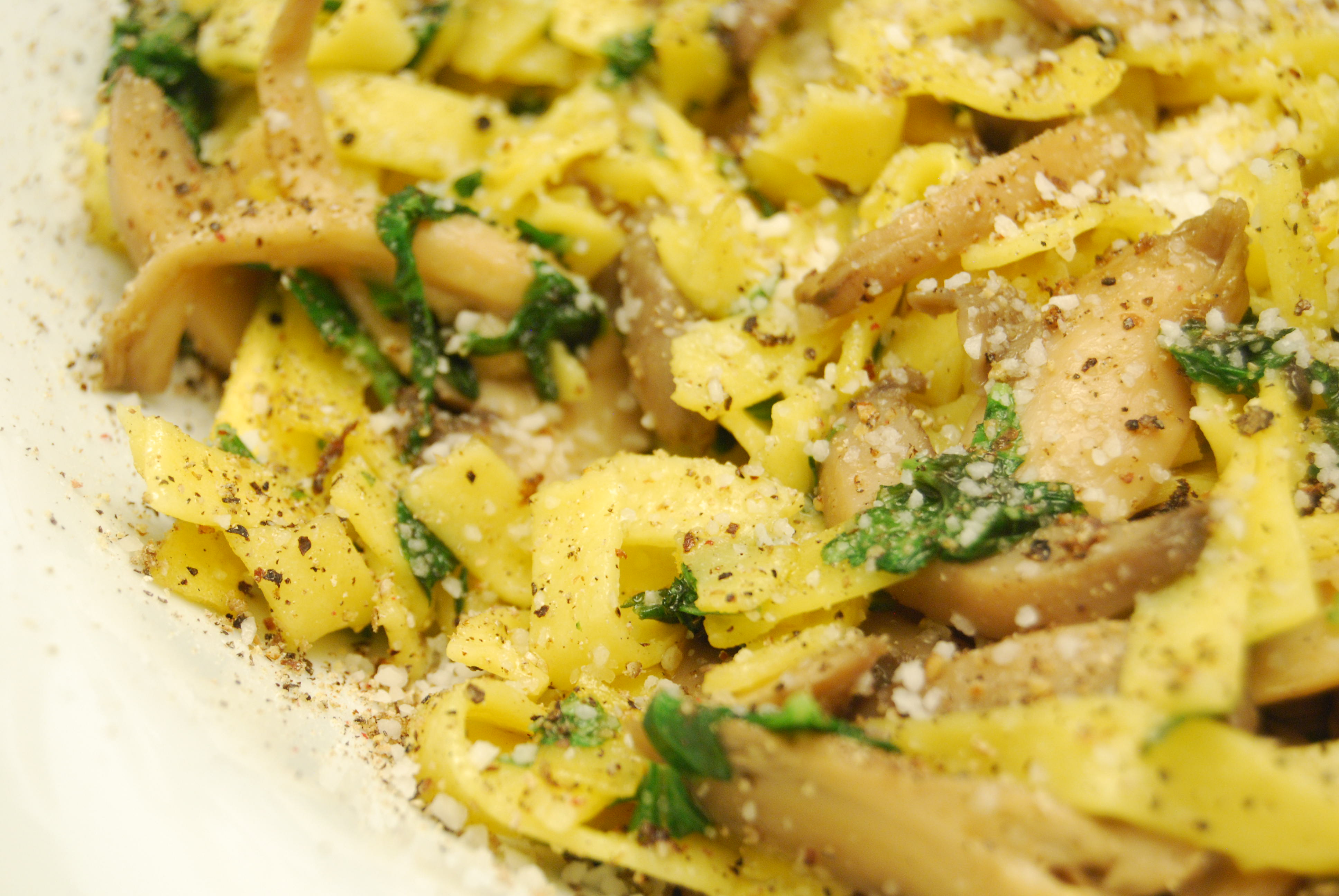 Frische Fettuccine mit Champignons und Basilikum - Nudelheissundhos