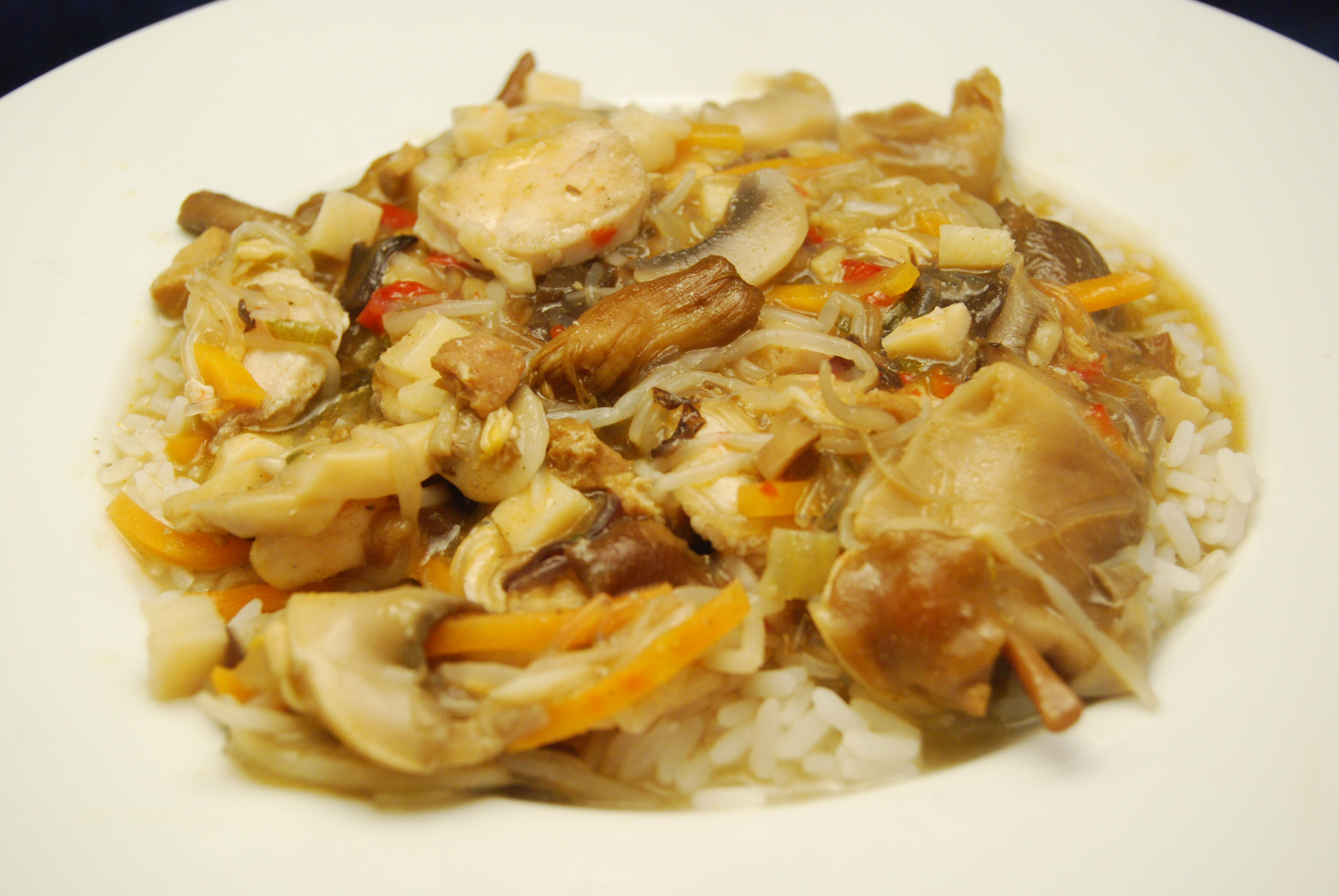 Hähnchenbrustfilet mit Wok-Pilz-Gemüse, Bihun-Sauce und Reis