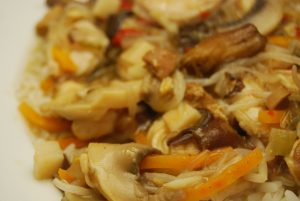Hähnchenbrustfilet mit Wok-Pilz-Gemüse, Bihun-Sauce und Reis
