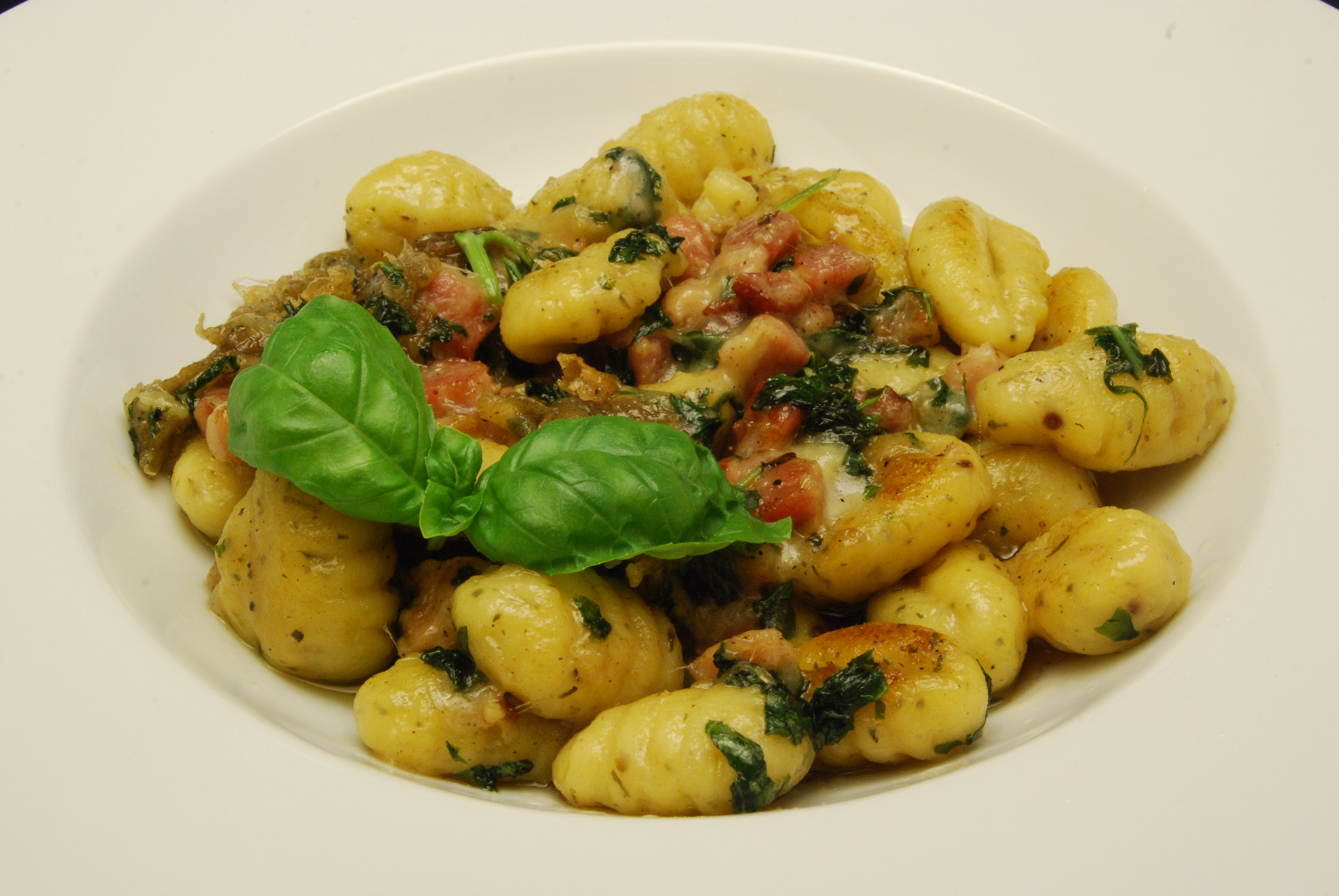 Gnocchi mit Speck, Mozzarella und Basilikum