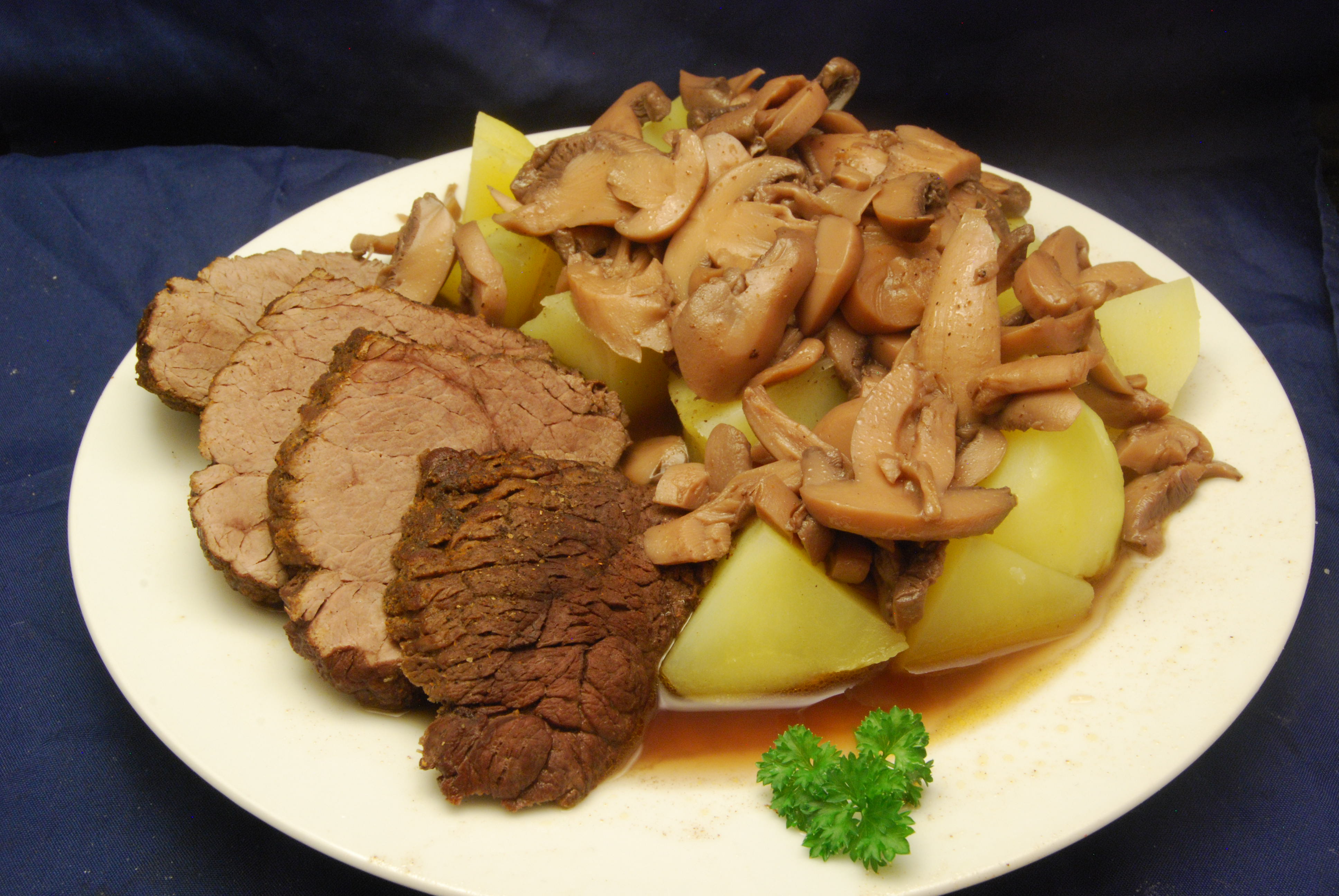 Pferdebraten mit Champignons und Salzkartoffeln in Rotwein-Sauce