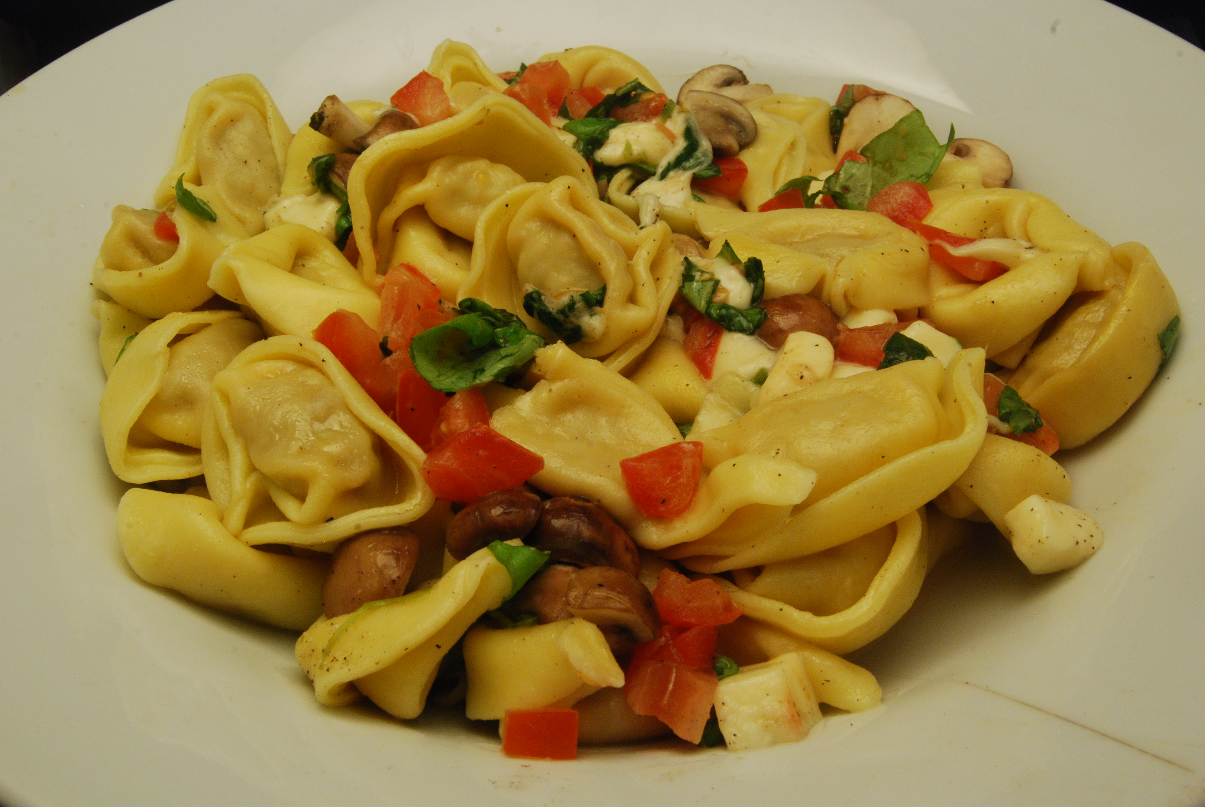 Tortellini mit Champignons, Tomate, Mozzarella und Basilikum