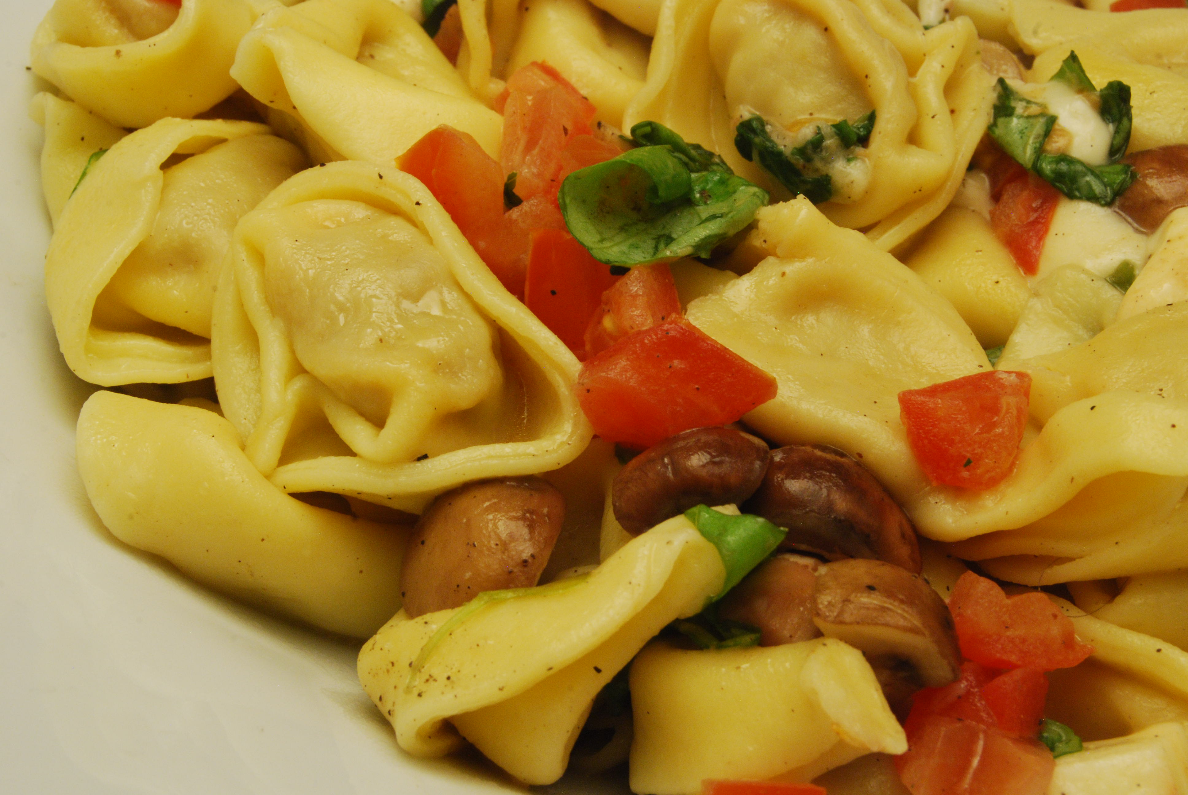 Tortellini mit Champignons, Tomate, Mozzarella und Basilikum ...