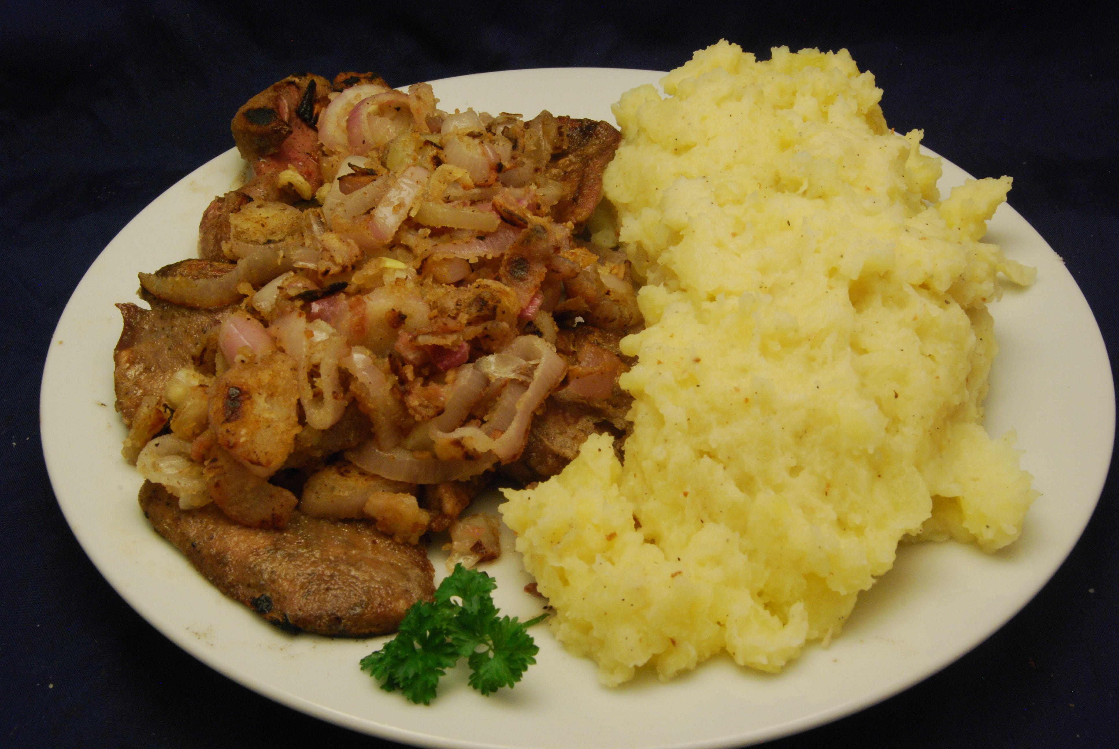 Schweineleber mit Röstzwiebeln und Kartoffelstampf