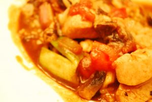 Hühnchenbrustfilet mit Gemüse in Hoisin-Sauce mit Reis
