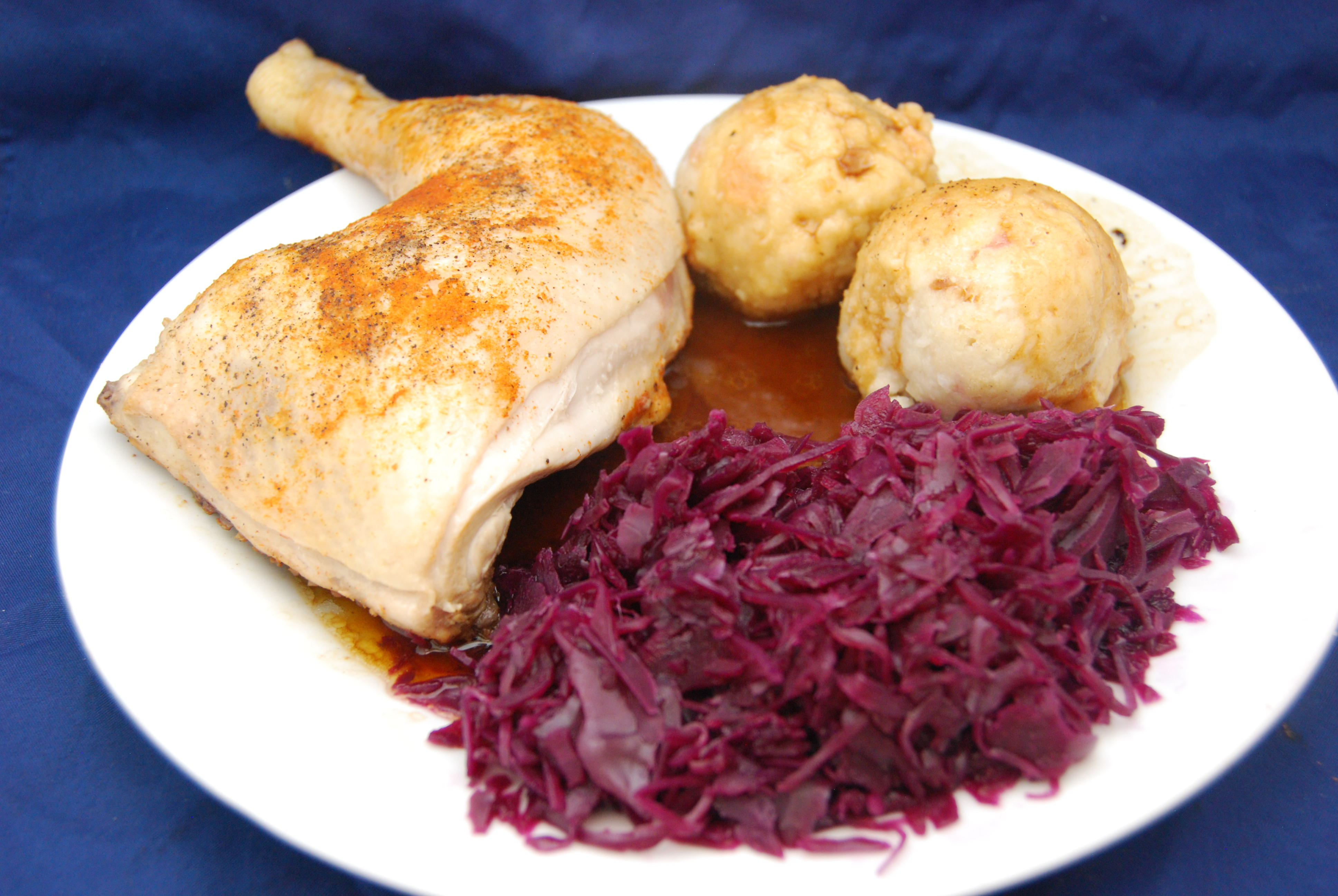 Hähnchenschenkel in Weißwein-Sauce mit Semmelknödel und Rotkraut ...