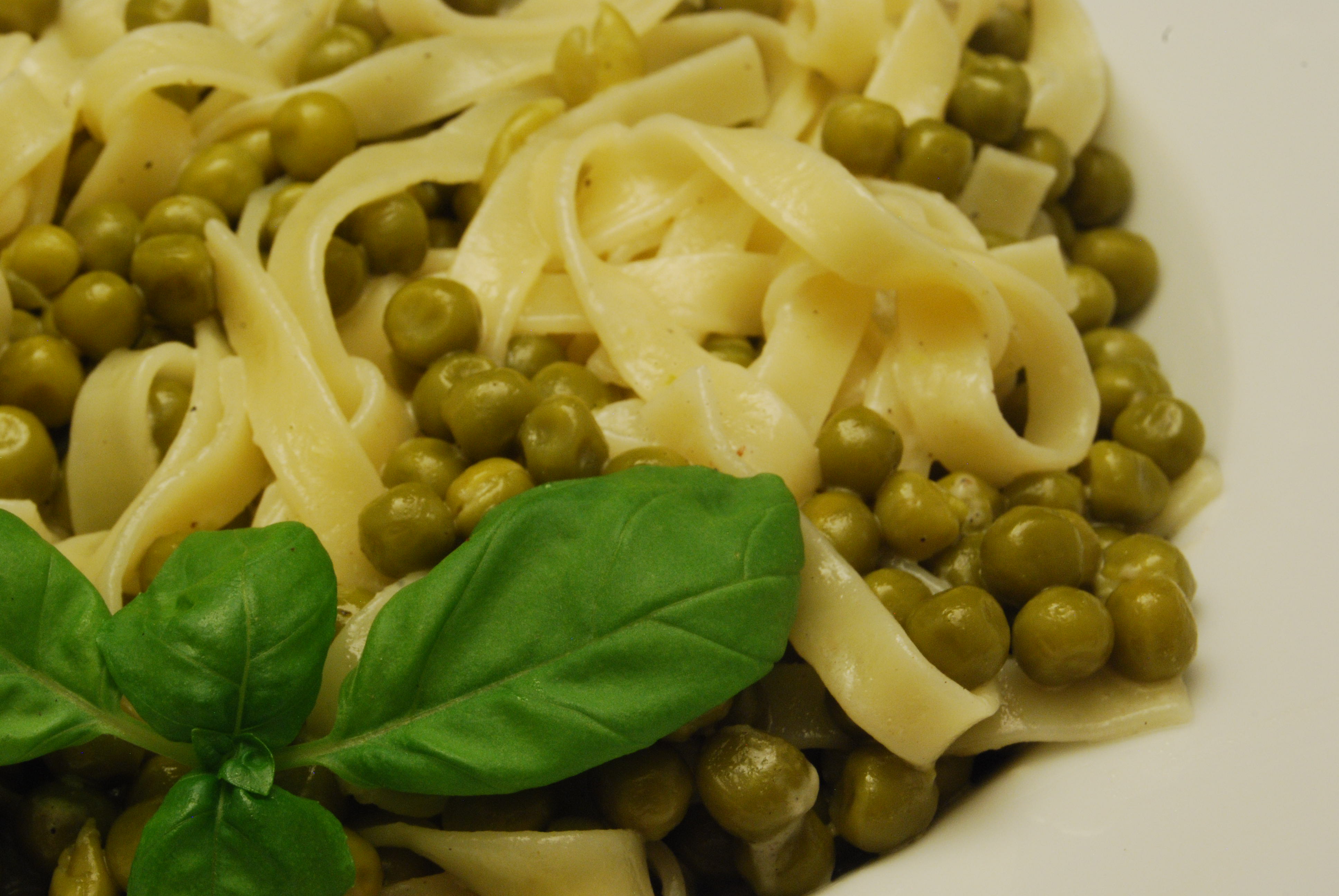 Tagliatelle mit Erbsen in Sahne-Sauce