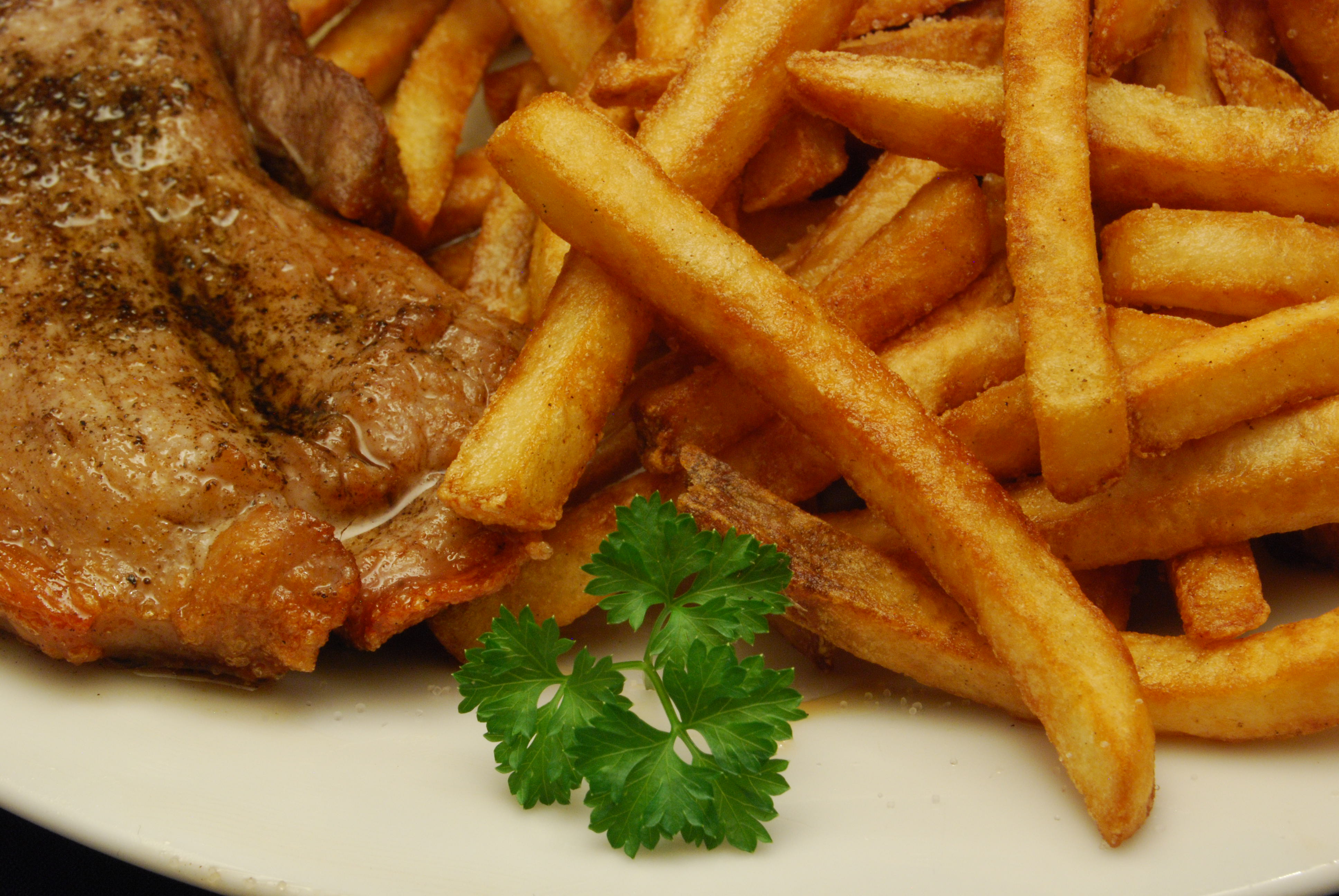 Schweineschnitzel mit Pommes frites