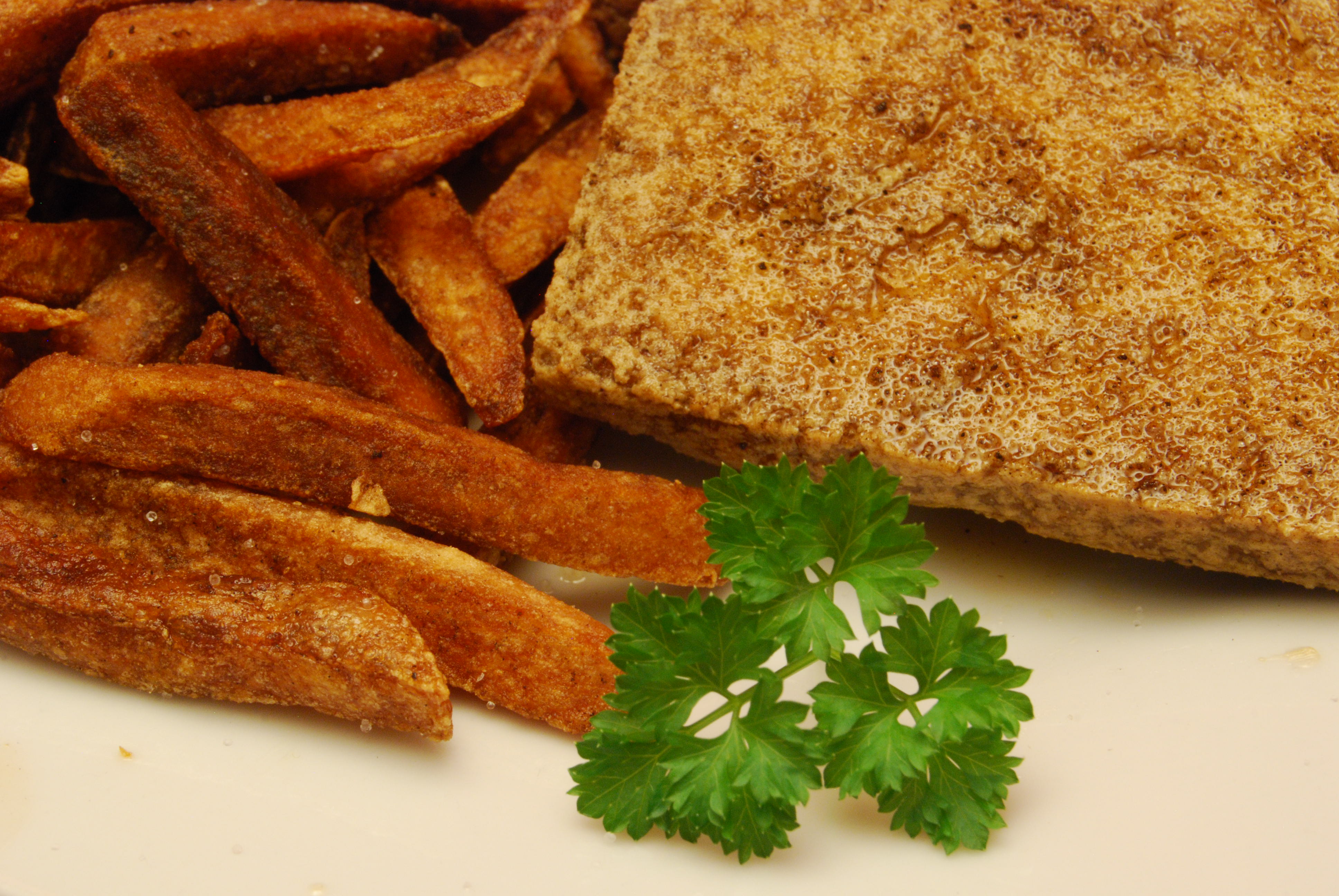 Frittierter Tofu mit Pommes frites - Nudelheissundhos