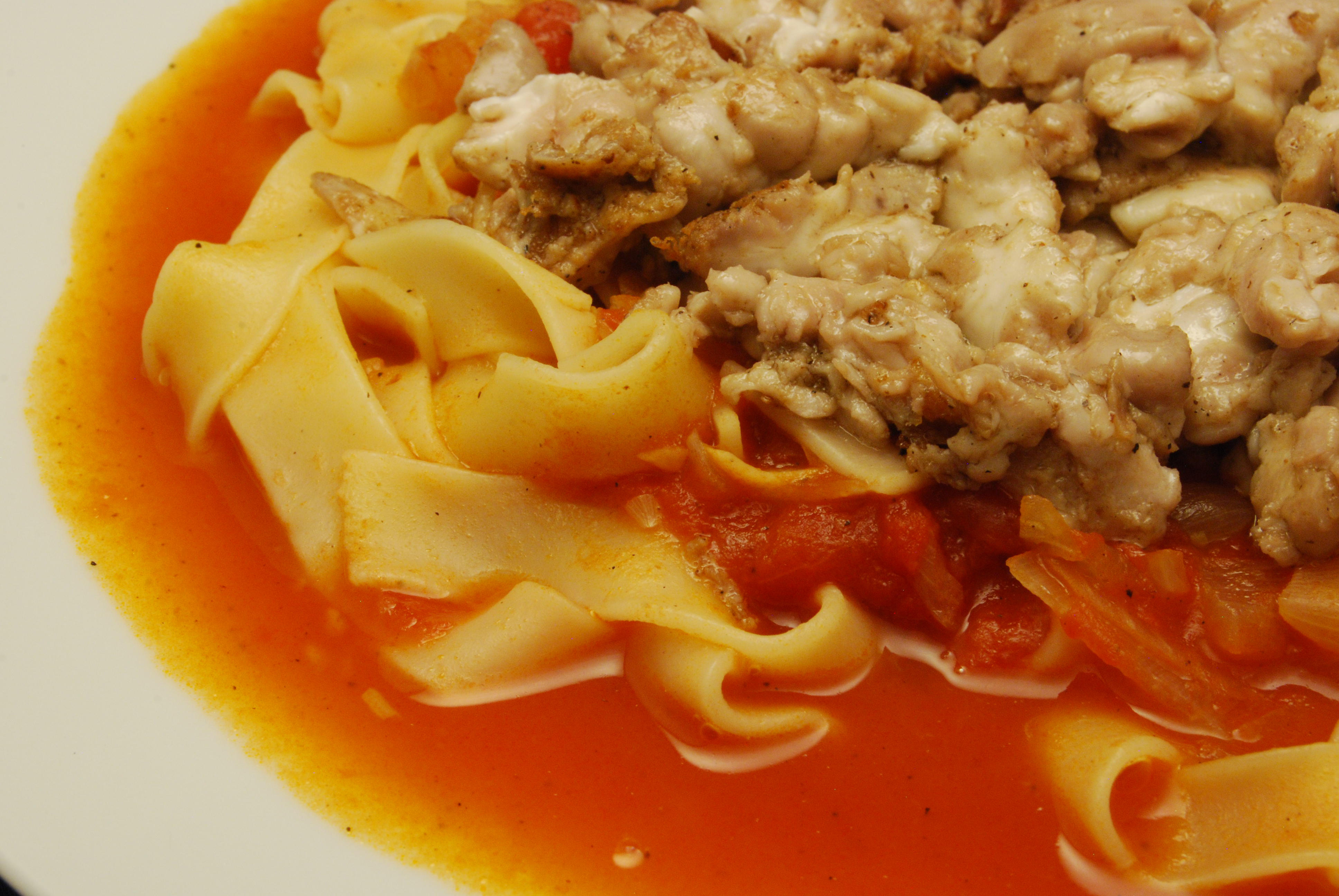 Schweinehirn in Tomaten-Sugo mit Fettuccine