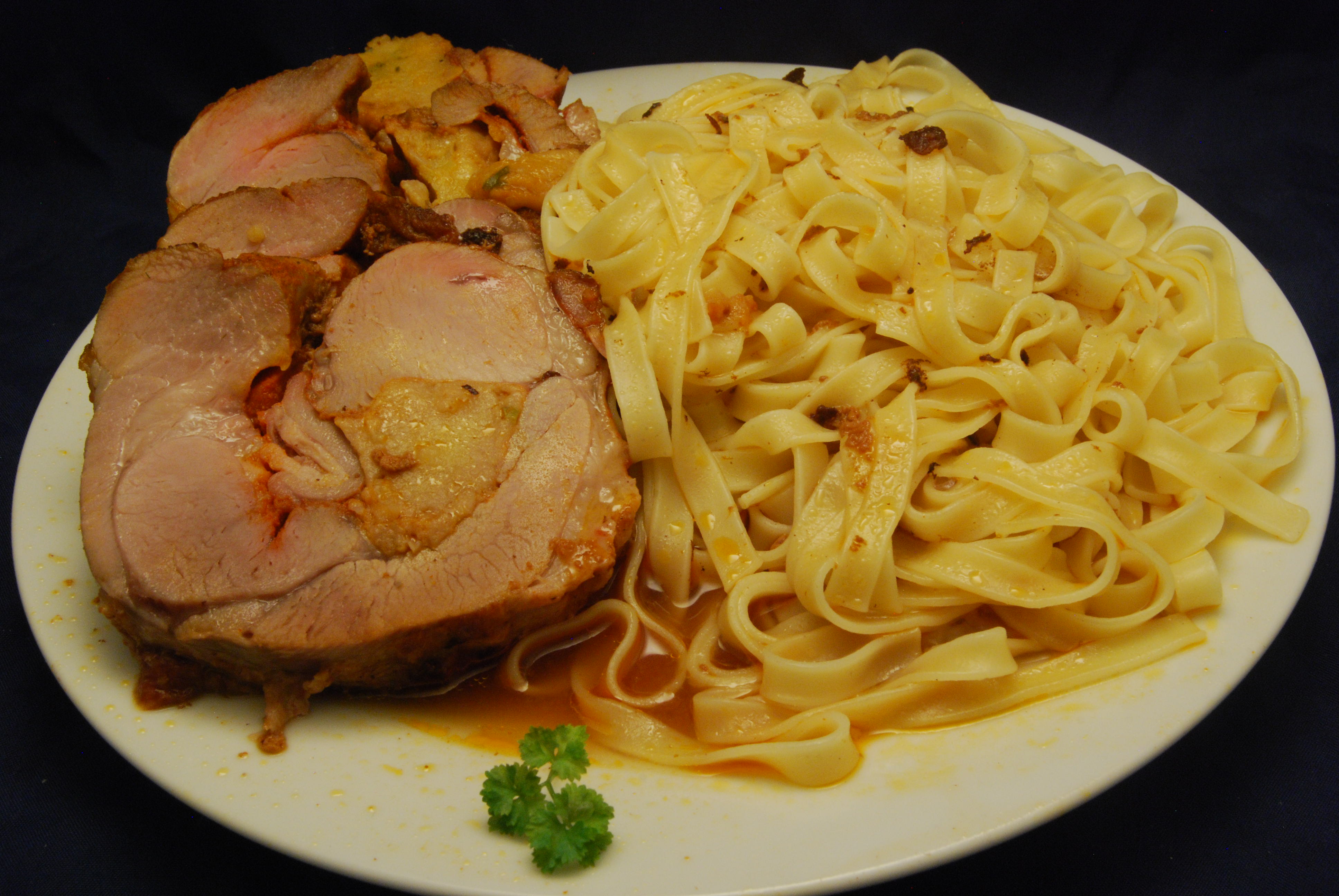 Putenrollbraten in Weißwein-Sauce mit Tagliatelle - Nudelheissundhos