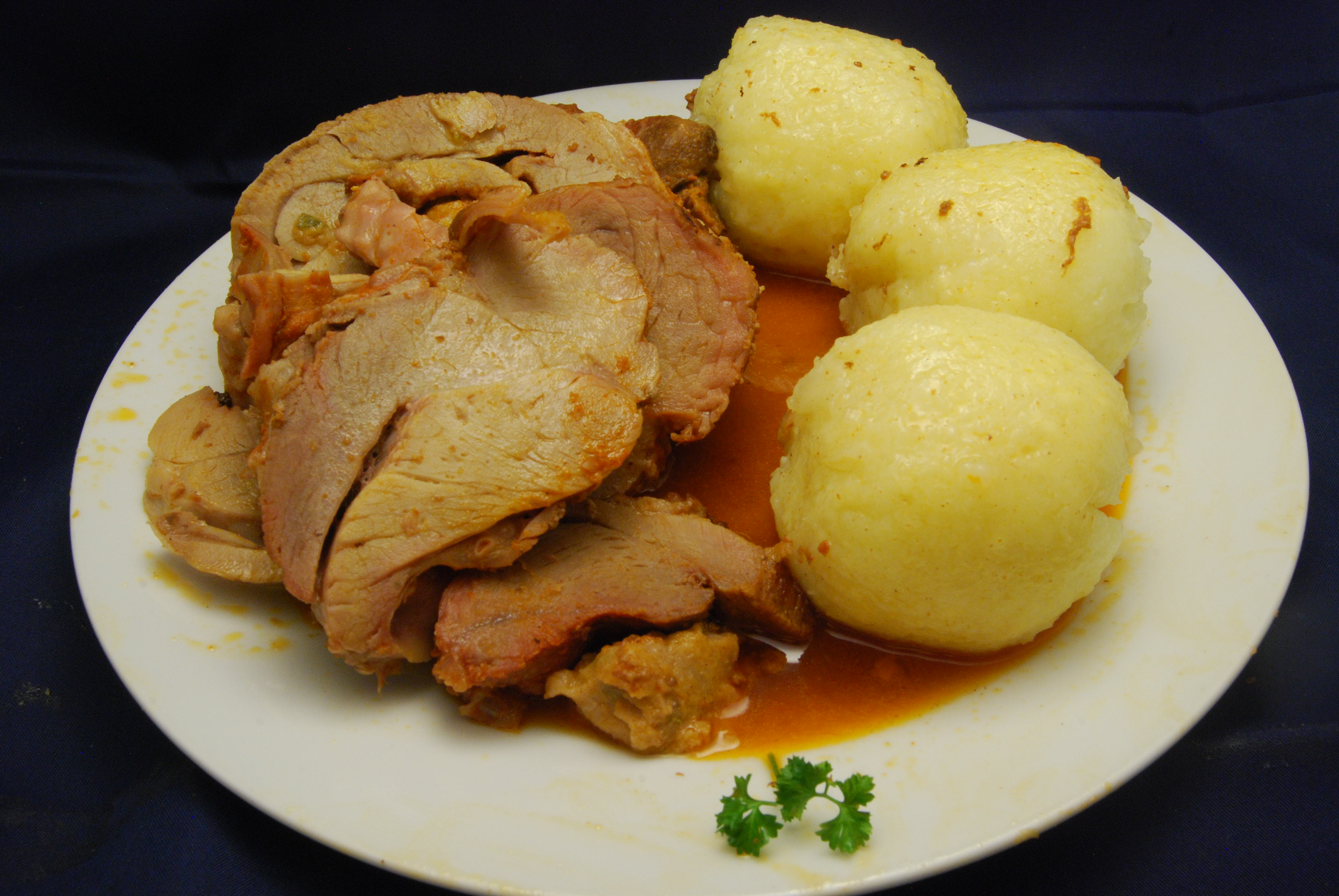 Putenrollbraten in Weißwein-Sauce mit Knödeln - Nudelheissundhos