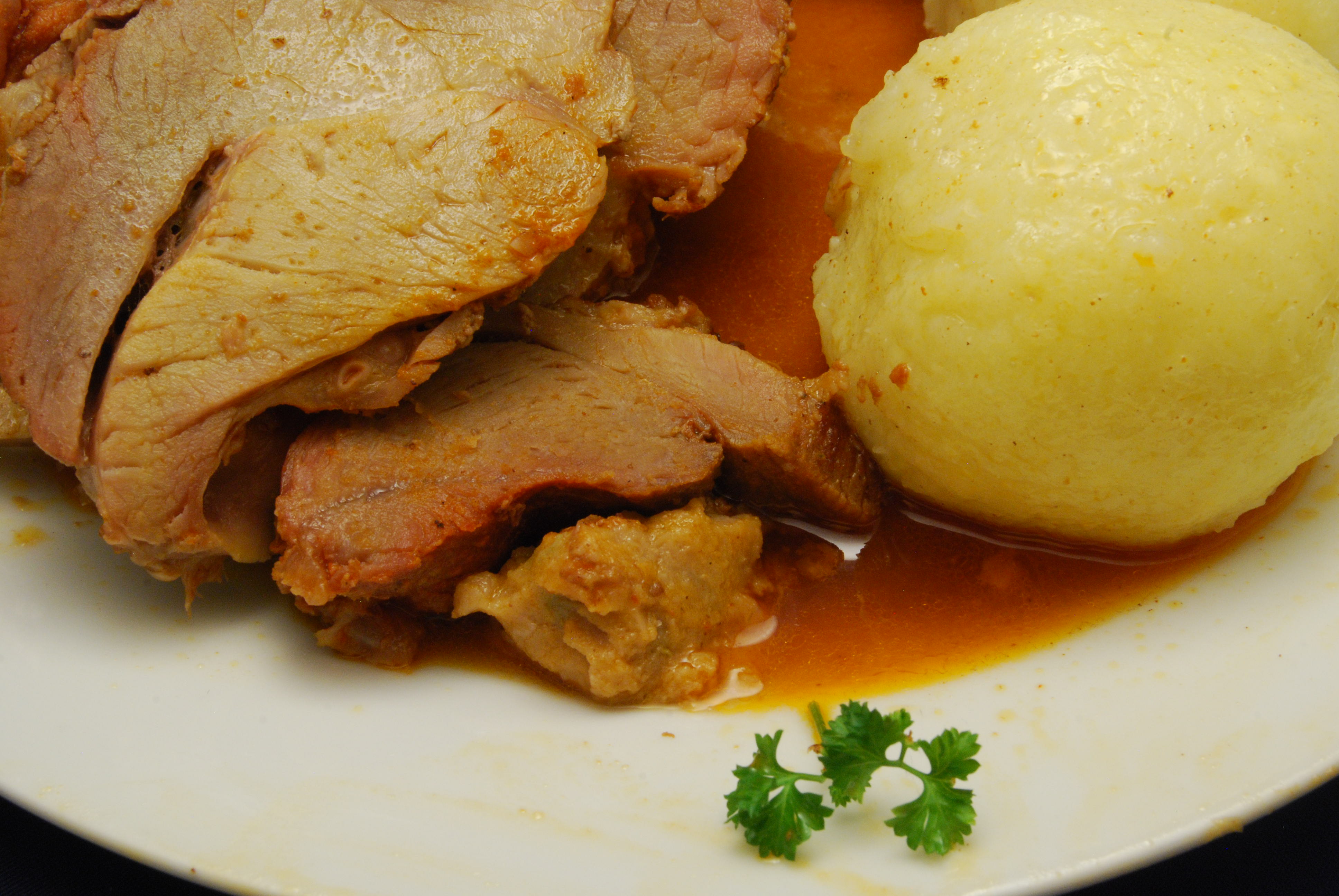 Putenrollbraten in Weißwein-Sauce mit Knödeln - Nudelheissundhos