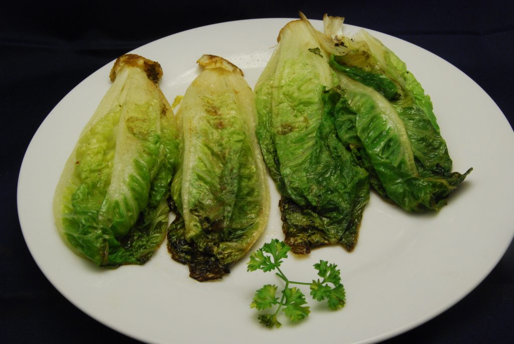 Gebratene Romana-Salatherzen - Nudelheissundhos Gebratene Romana-Salatherzen - Nudelheissundhos