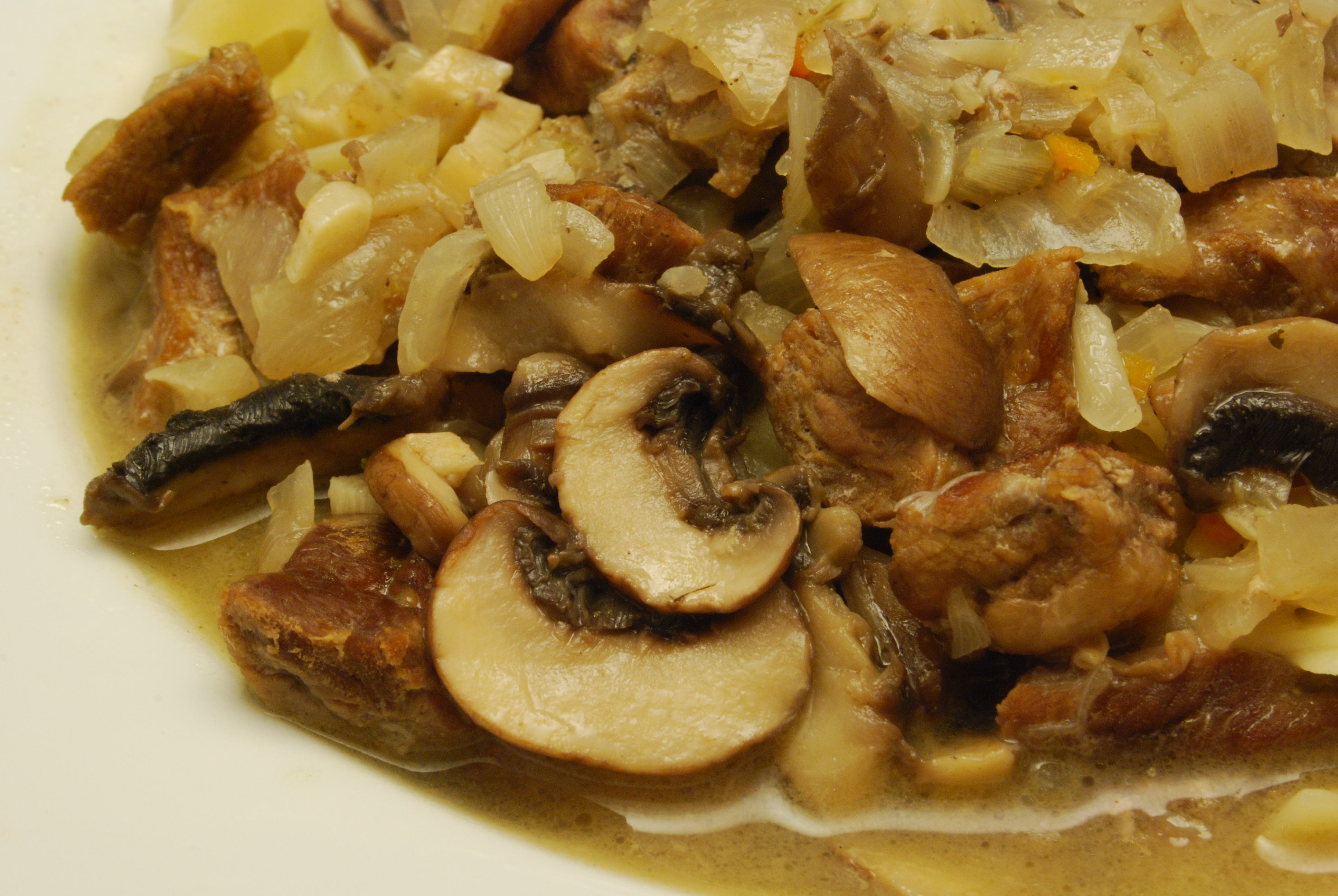 Kronfleisch-Gulasch mit Champignons und Fettuccine