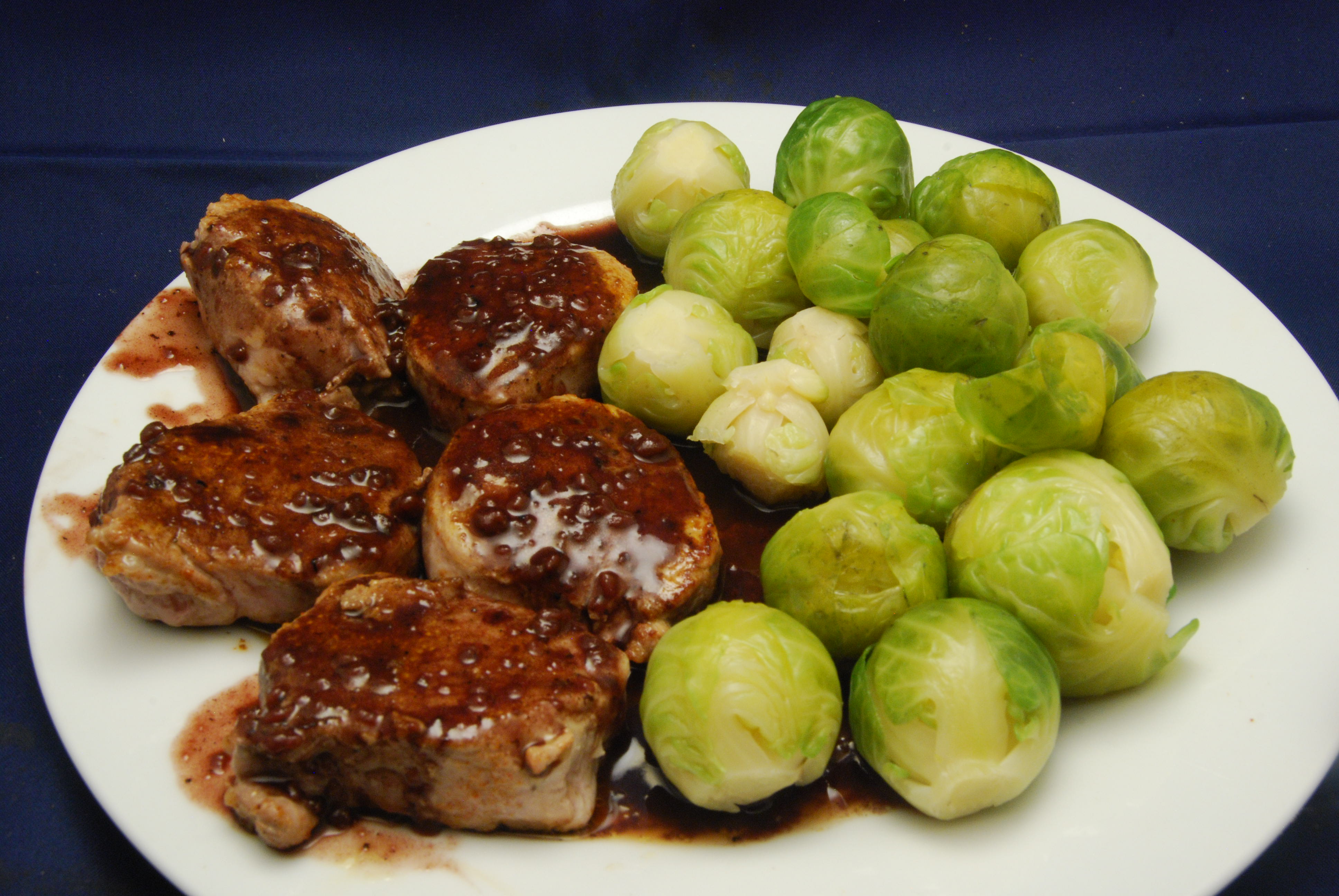 Schweine-Medaillons mit dunkler Sauce und Rosenkohl