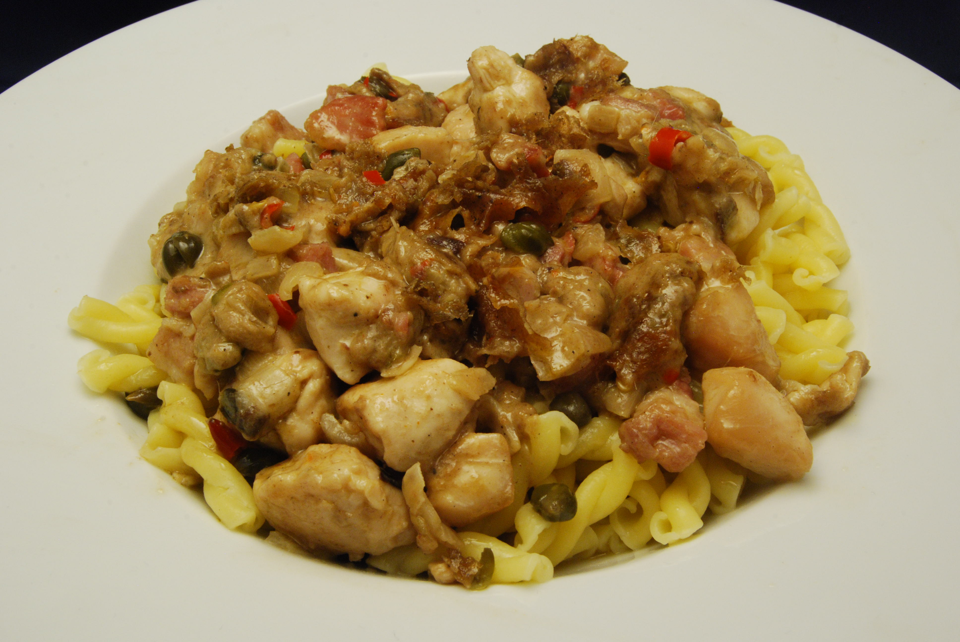 Hähnchen-Innenfilets-Gulasch in Mozzarella-Sahne-Sauce mit Pasta