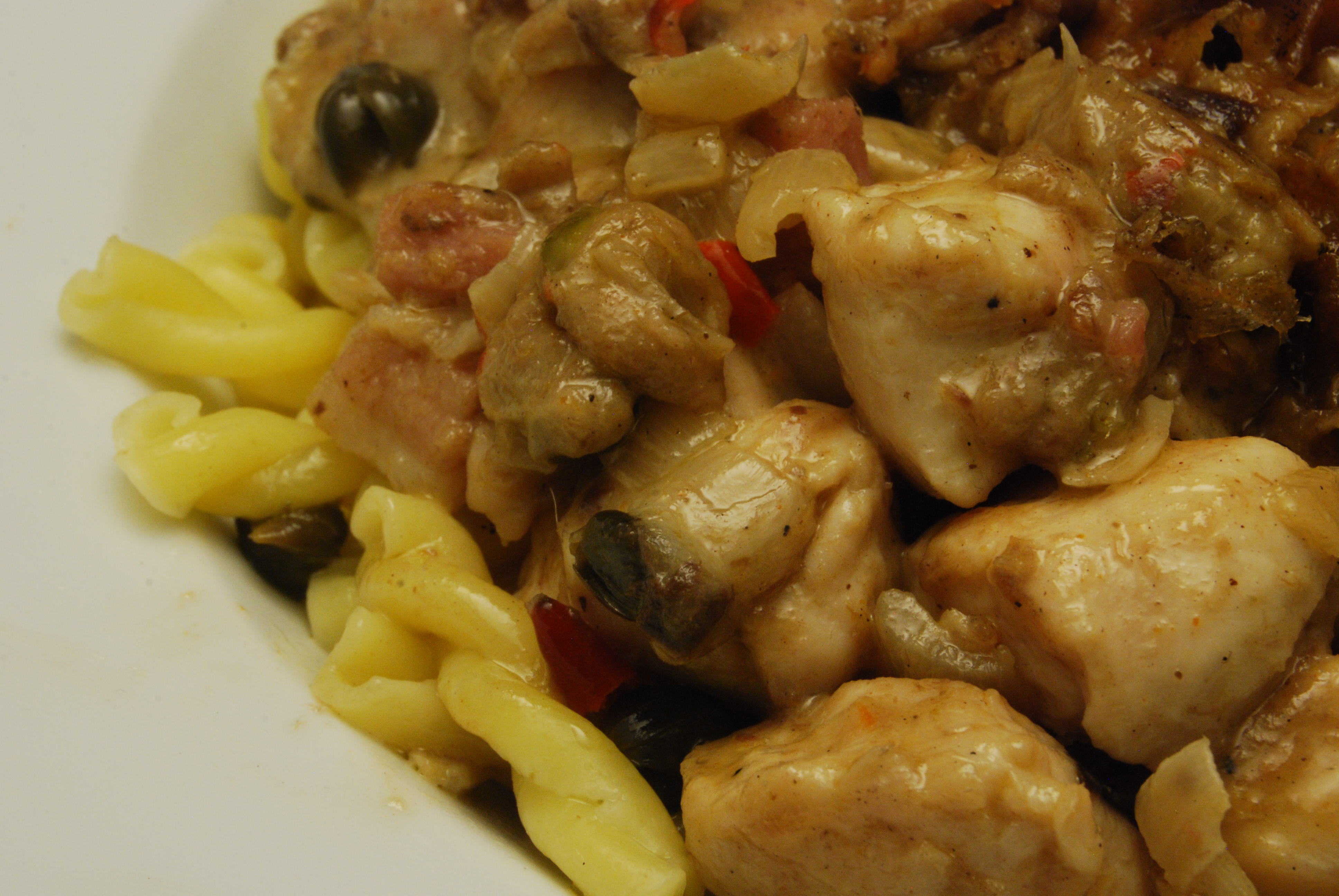 Hähnchen-Innenfilets-Gulasch in Mozzarella-Sahne-Sauce mit Pasta ...