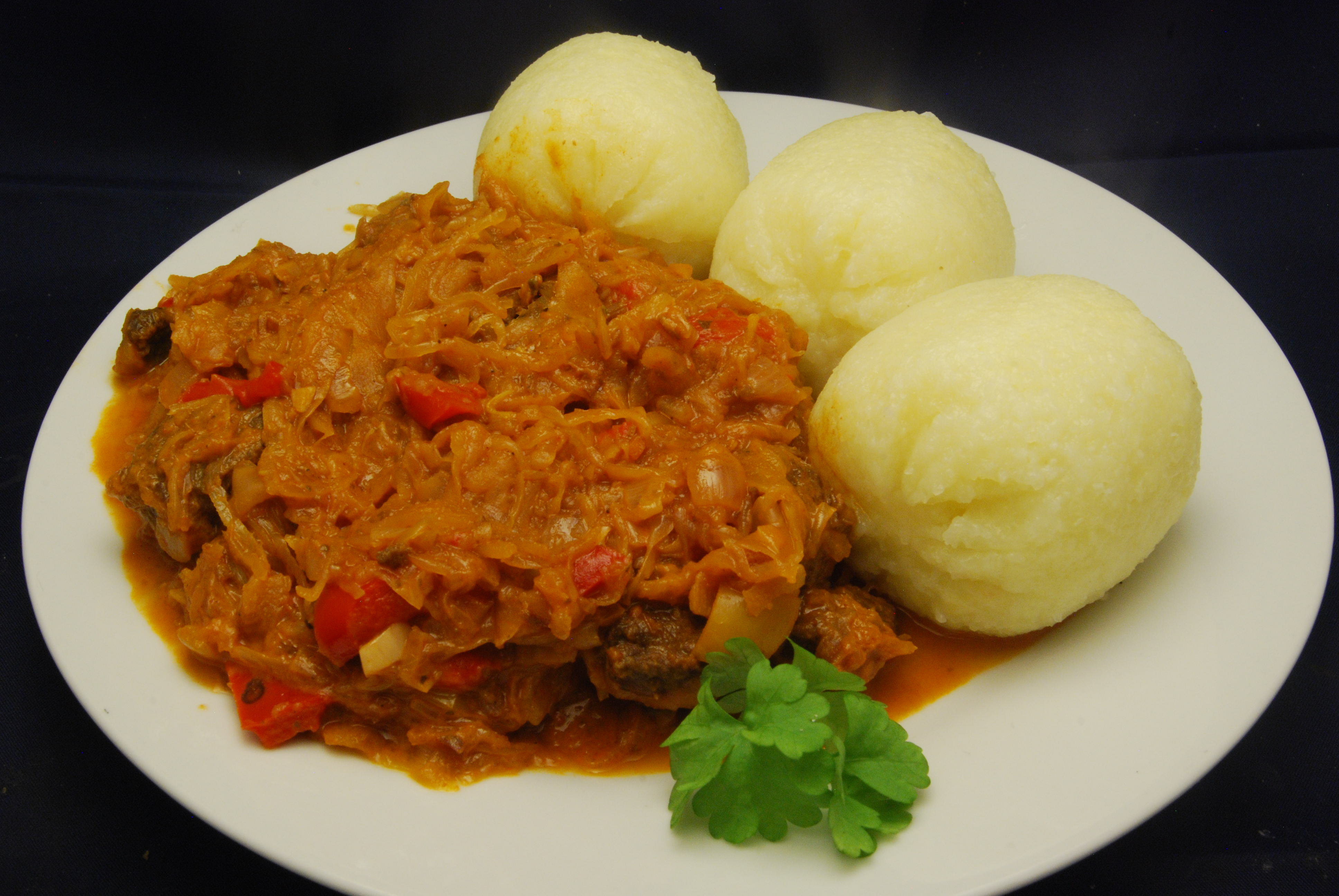 Szegediner Gulasch mit Kartoffelklößen