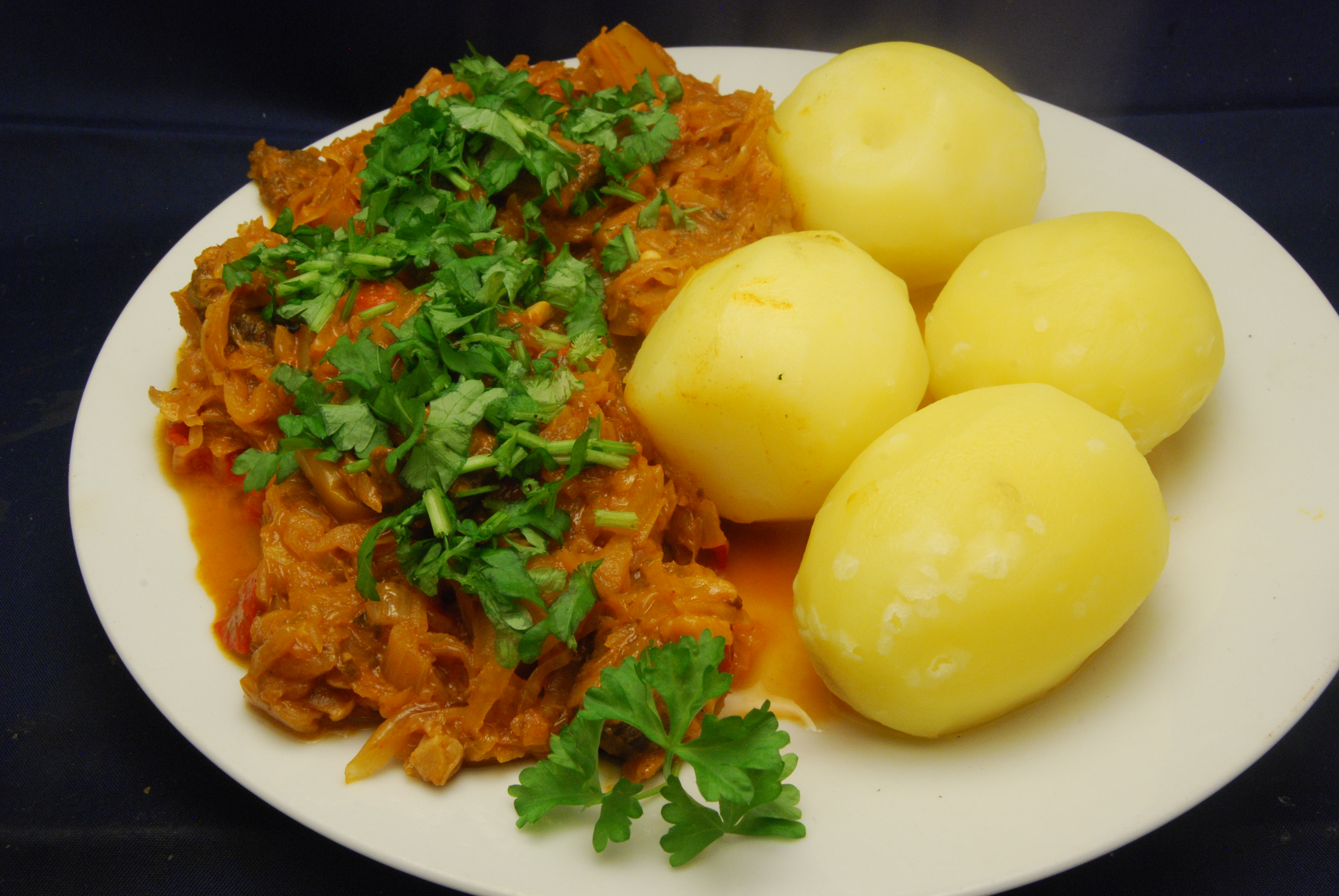 Szegediner Gulasch mit Salzkartoffeln - Nudelheissundhos