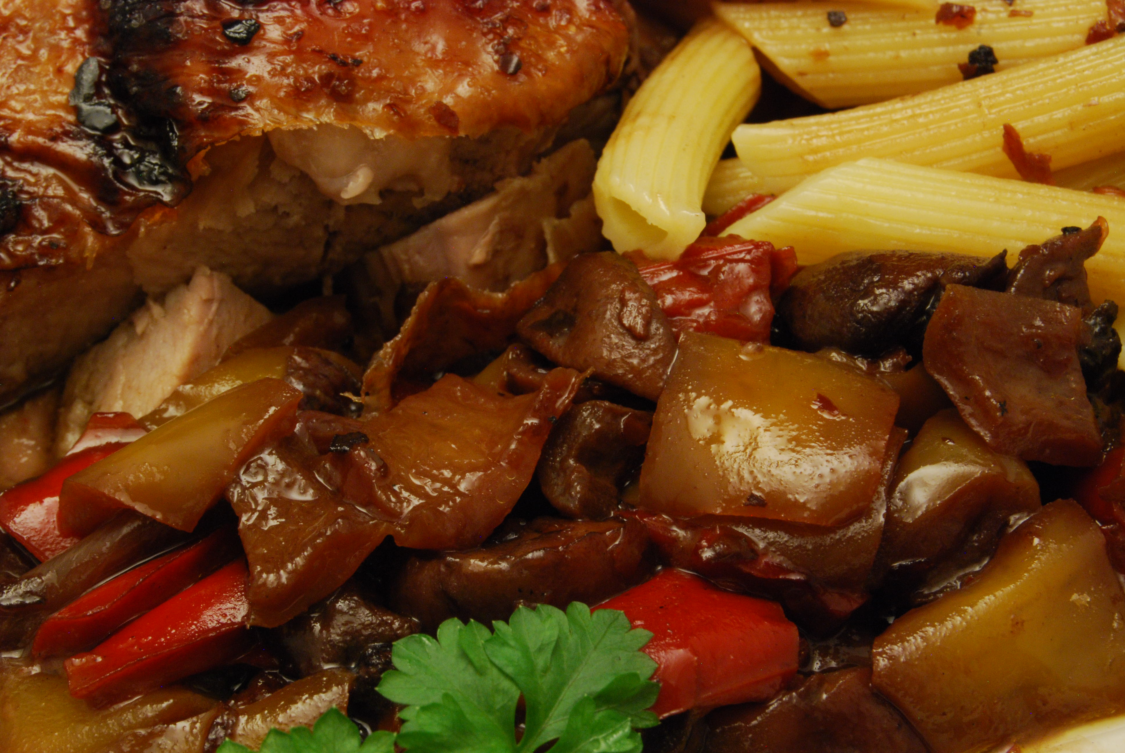 Putenoberkeule mit Paprika-Champignons-Gemüse und Penne Rigate