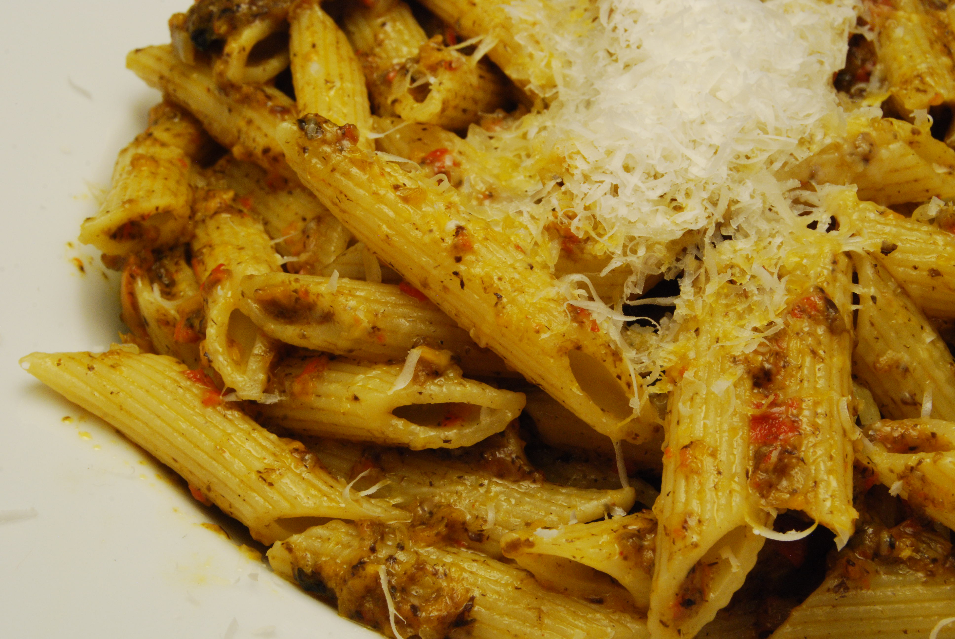 Penne Rigate mit Paprika-Champignons-Pesto