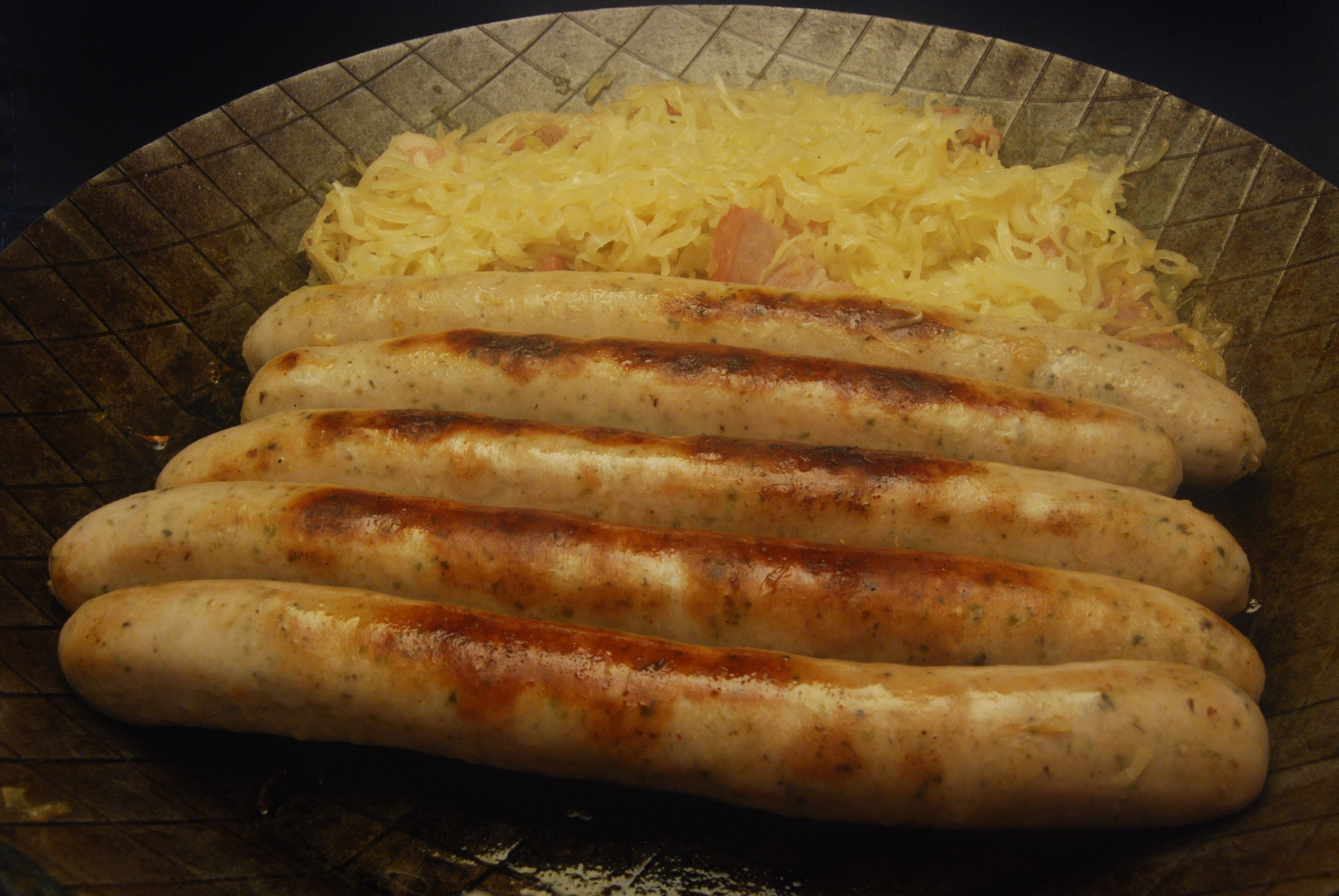 Bratwurst-Pfanne mit Speck-Sauerkraut - Nudelheissundhos