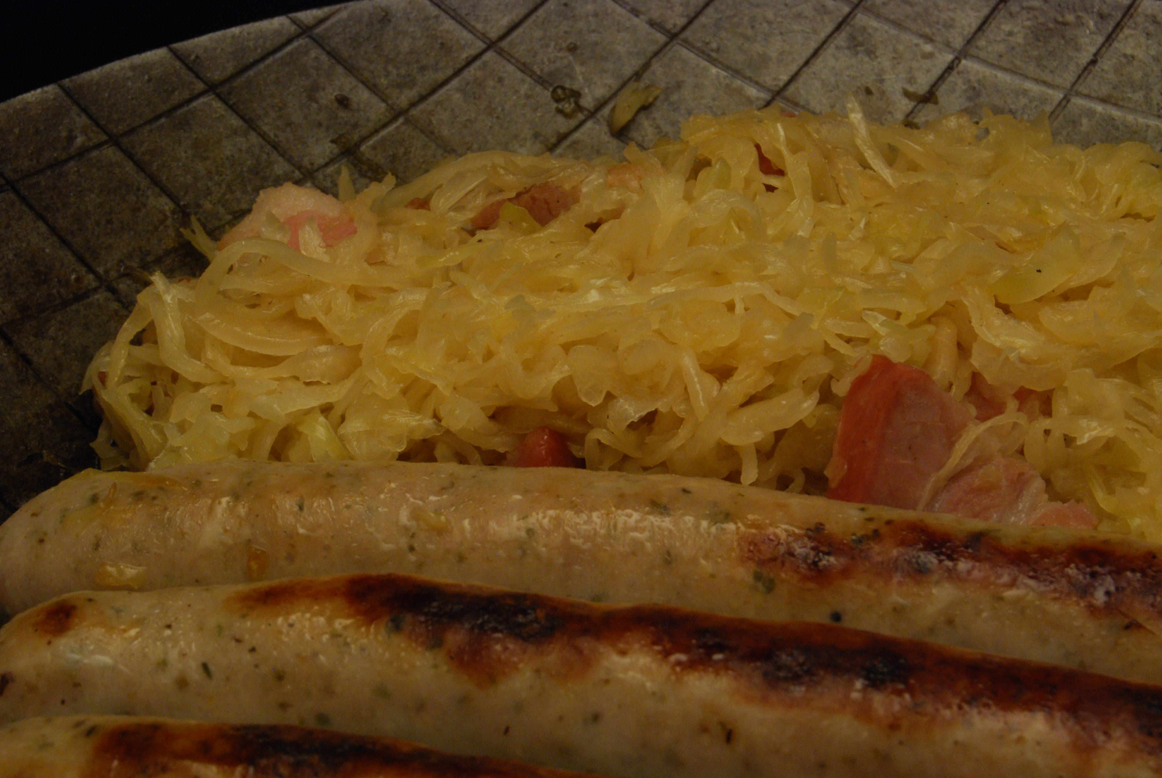 Bratwurst-Pfanne mit Speck-Sauerkraut