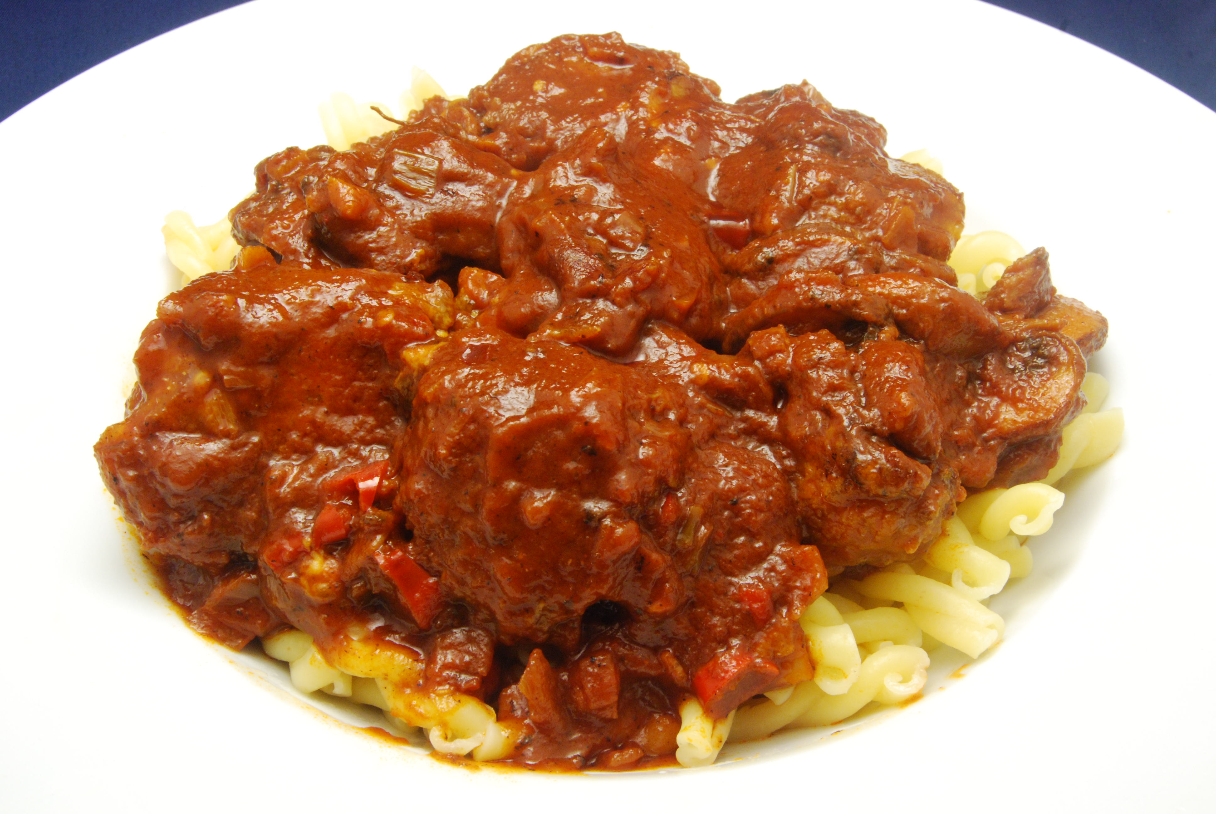 Hackfleischbällchen in scharfem Tomaten-Sugo mit Pasta