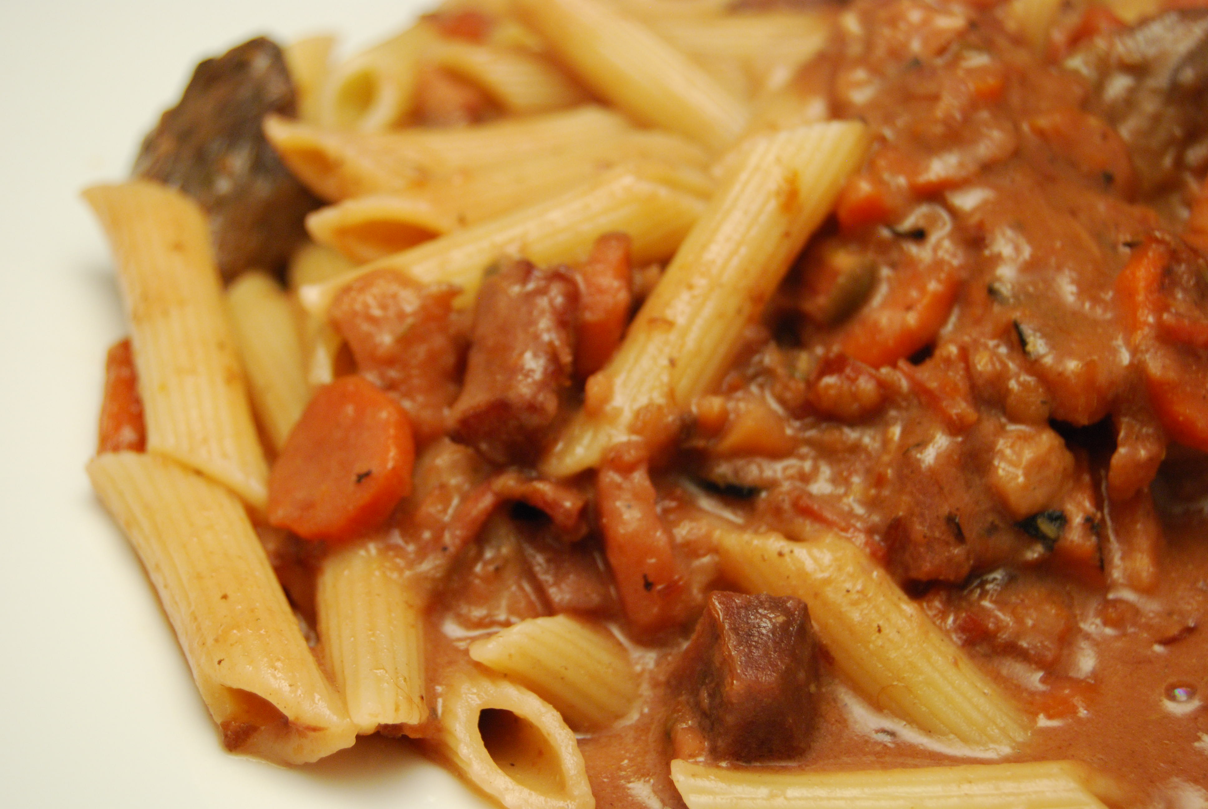 Rahm-Gulasch mit Penne Rigate