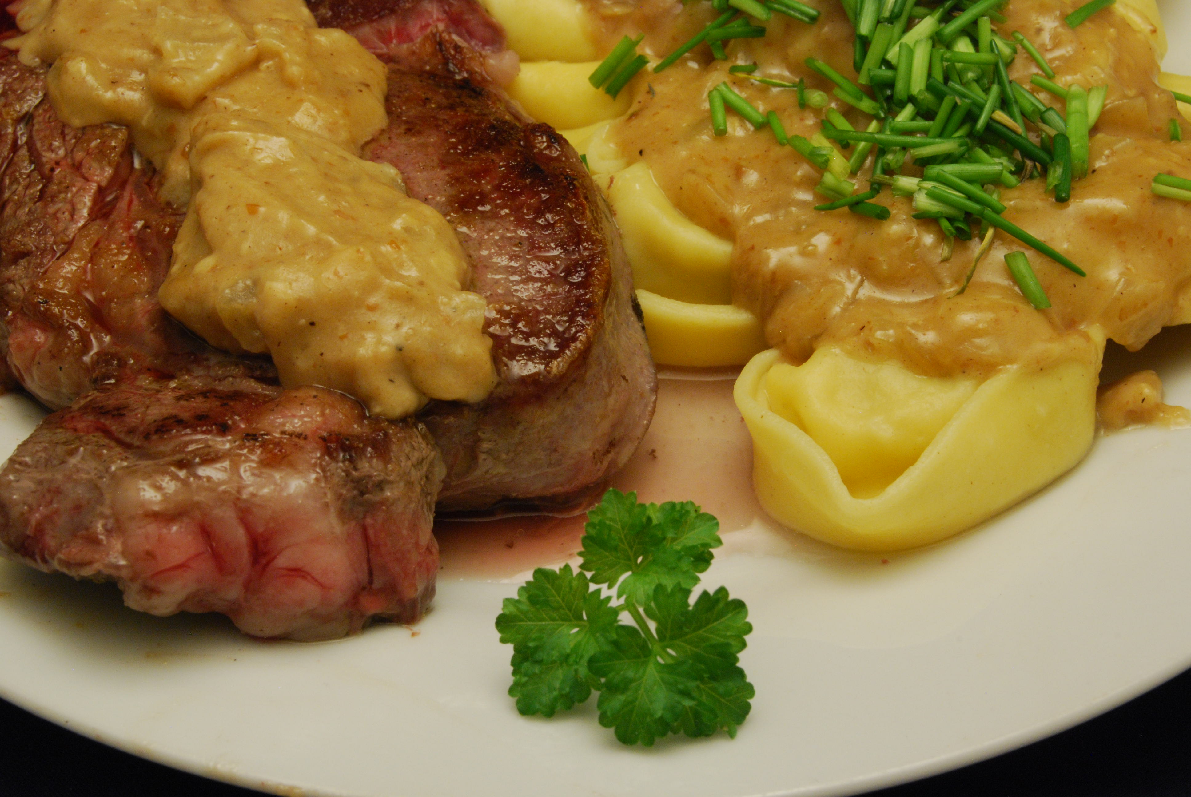 Entrecôte mit Tortellini in Weinkäse-Sauce