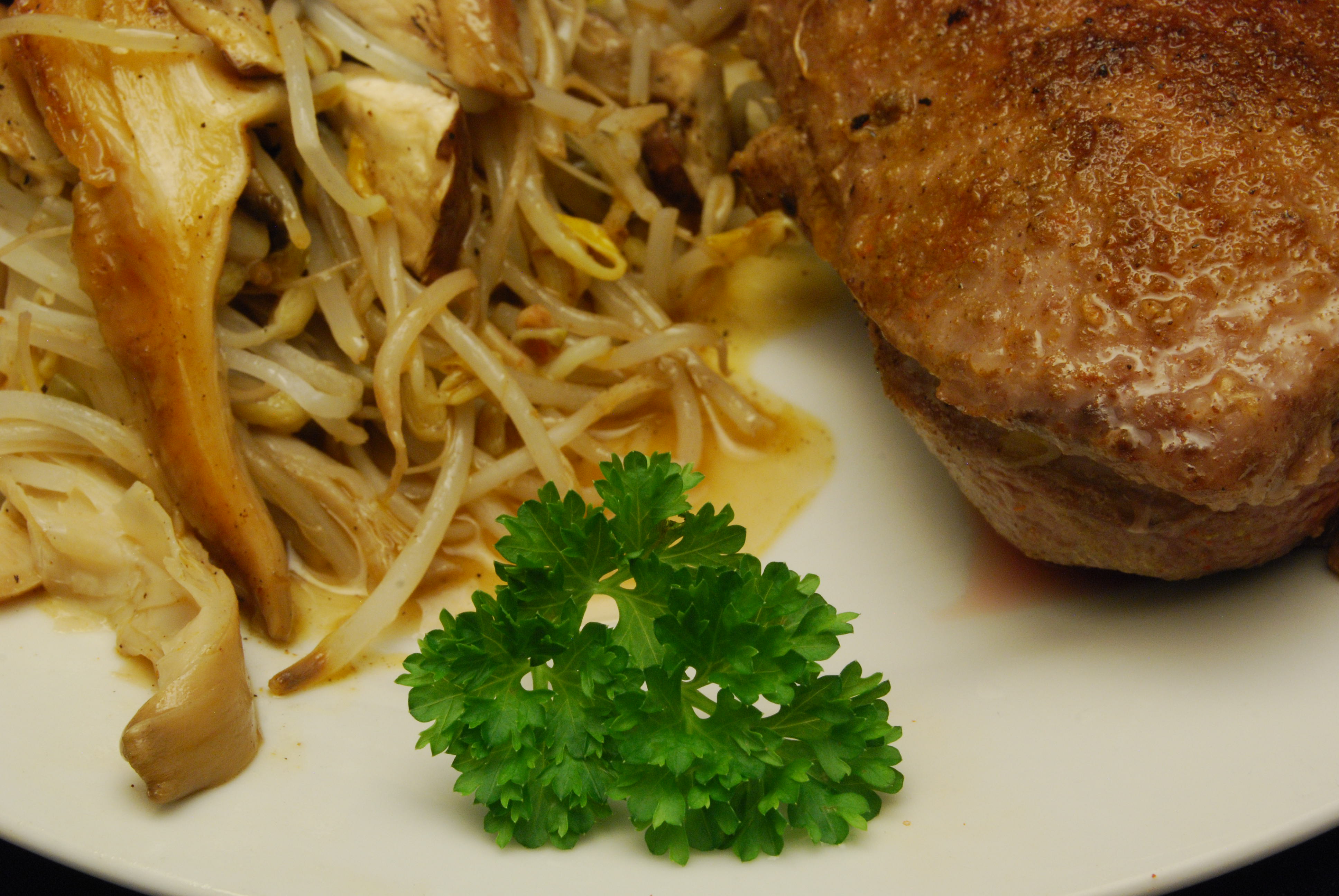 Gebratenes Barberie-Entenbrustfilet mit Mungobohnenkeimlingen, Austernpilzen und Champignons