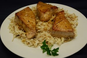 Thunfisch-Medaillons mit Mungobohnenkeimlingen-Reis
