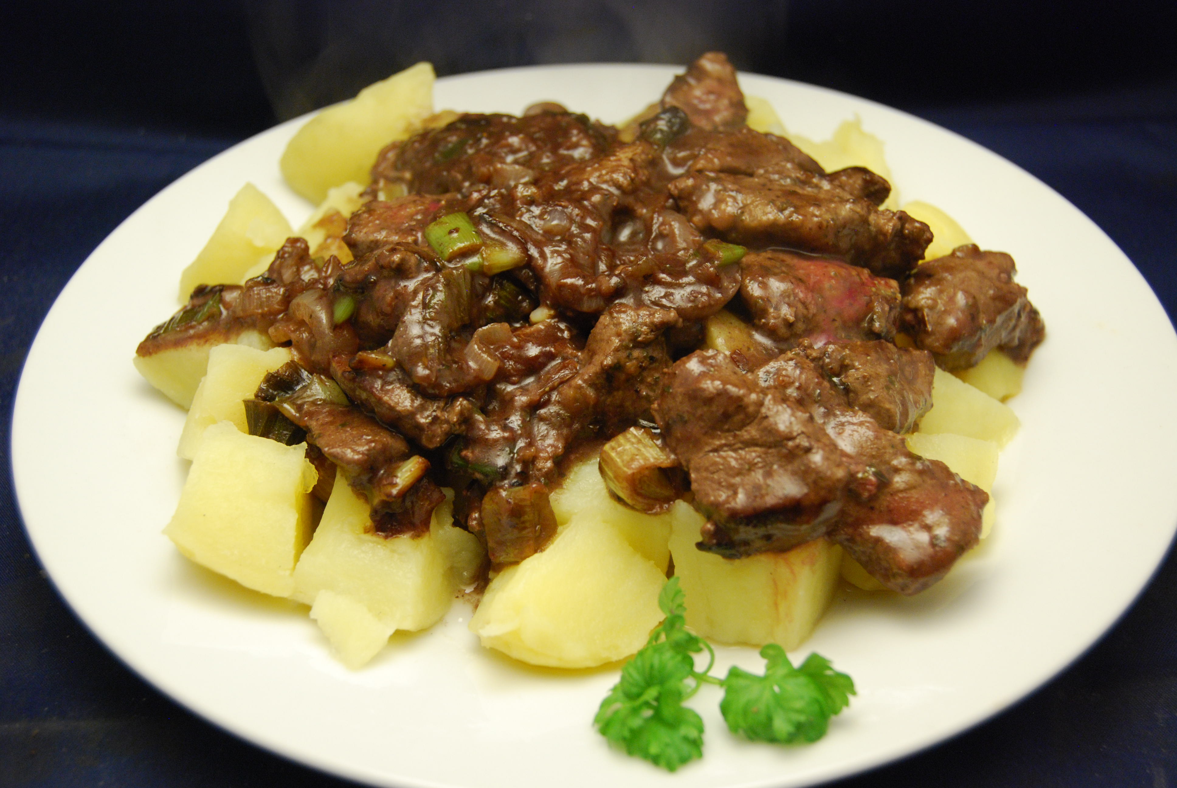 Geröstete Leber mit Salzkartoffeln - Nudelheissundhos