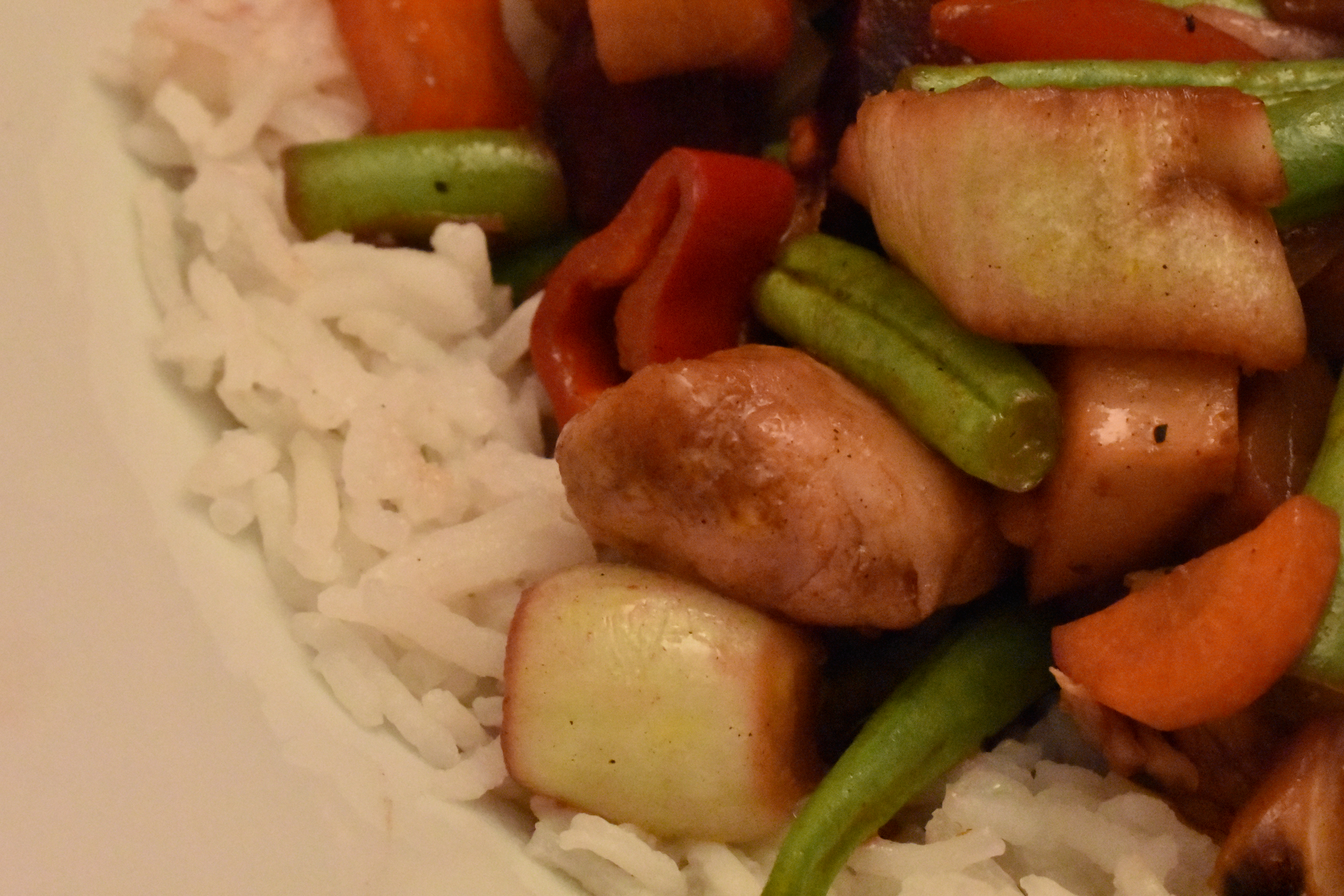 Hähncheninnenbrustfilets mit Gemüse asiatisch