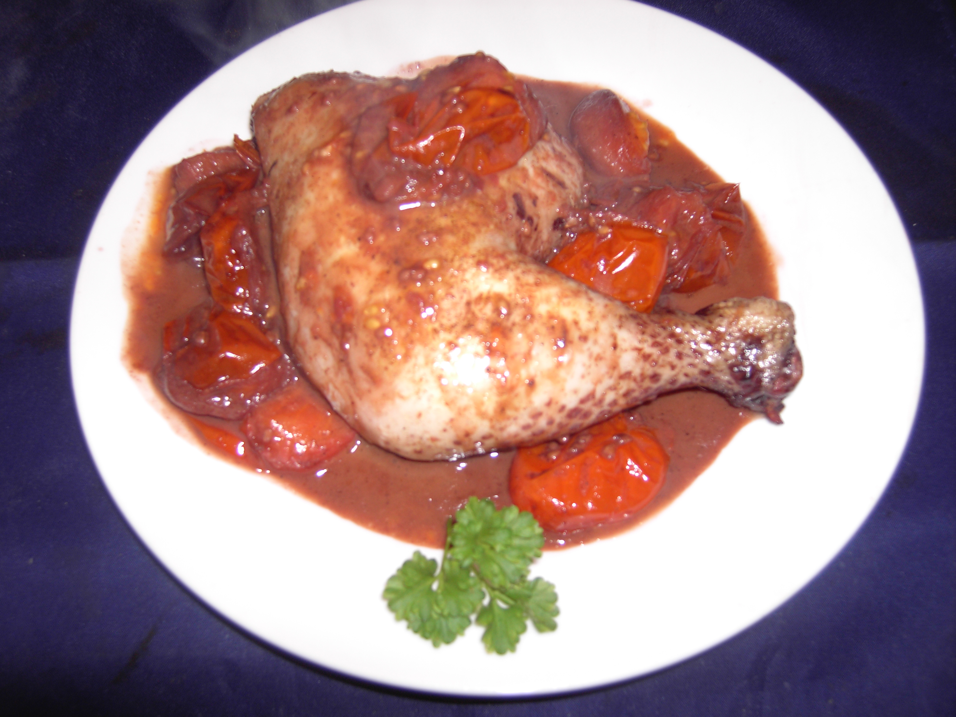 Hähnchenschenkel mit Cocktail-Tomaten in Rotwein-Sauce