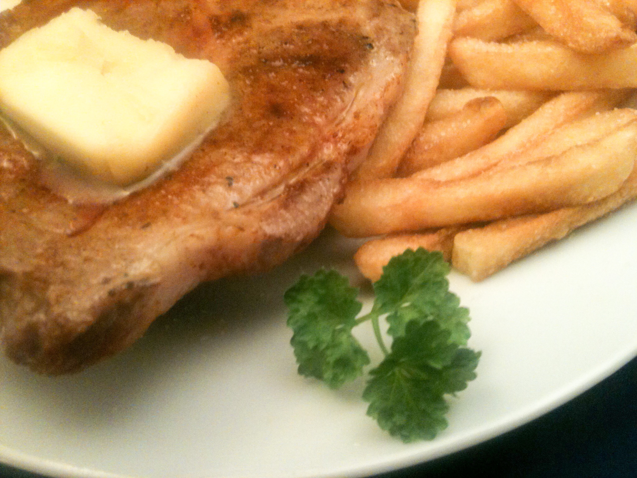 Nacken-Koteletts mit Knoblauchbutter und Pommes frites