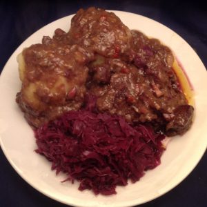 Würziges Rinder-Gulasch mit Rotkraut und Kartoffelklößen