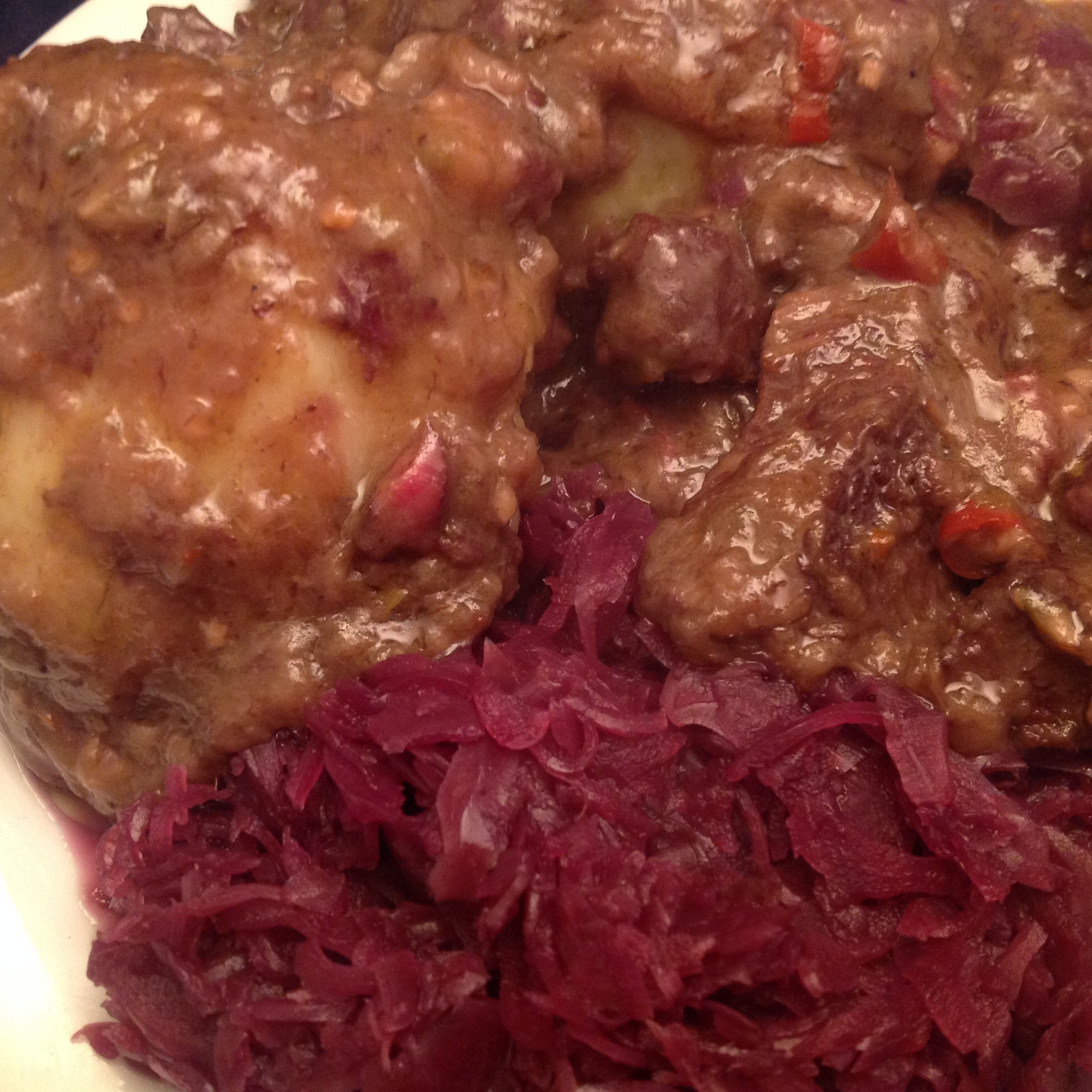 Würziges Rinder-Gulasch mit Rotkraut und Kartoffelklößen