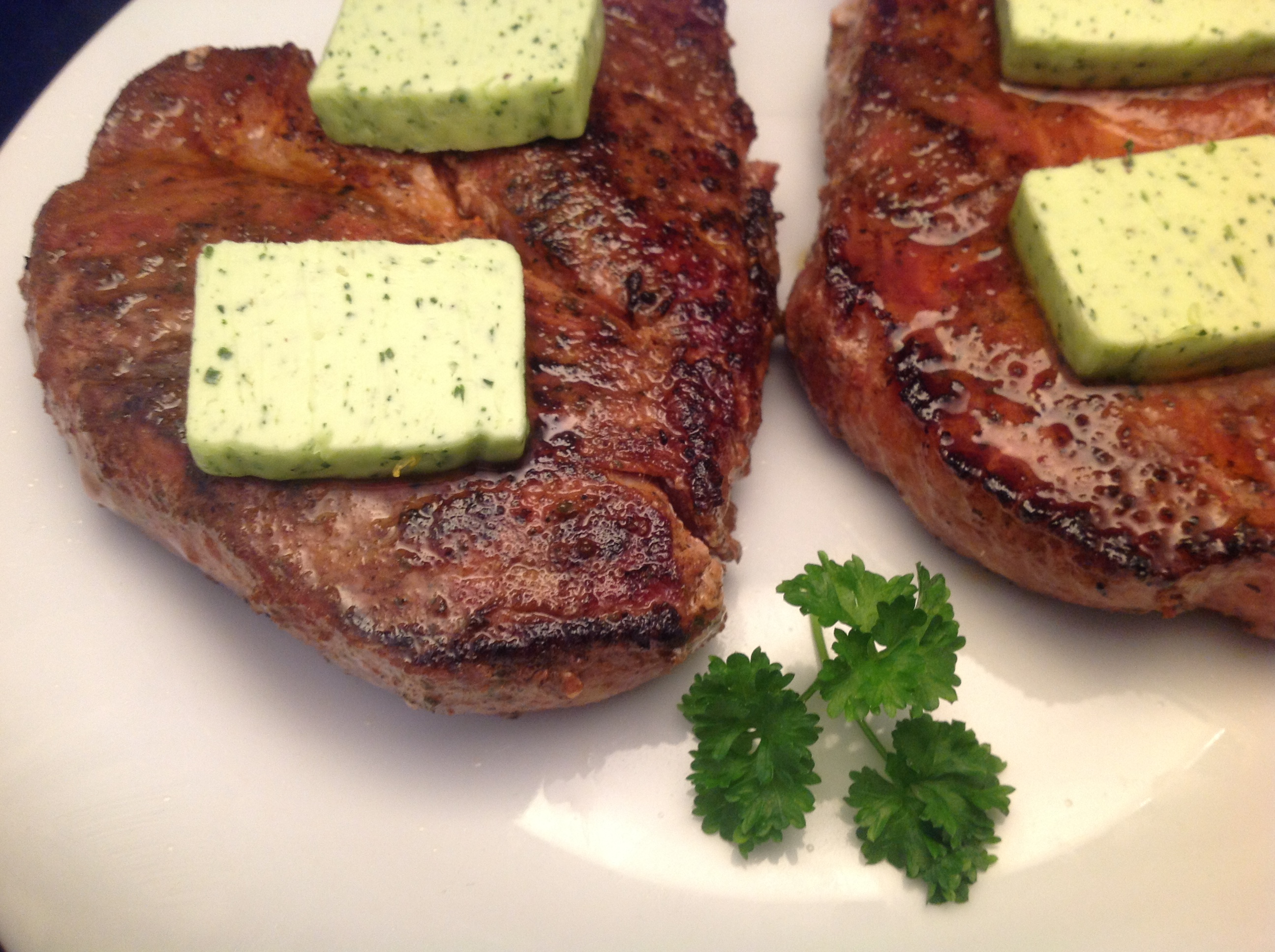 Schweine-Nackensteaks mit Kräuterbutter - Nudelheissundhos