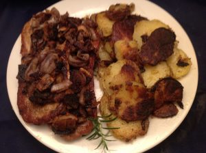 Schweineschnitzel mit Röstzwiebeln und Bratkartoffeln