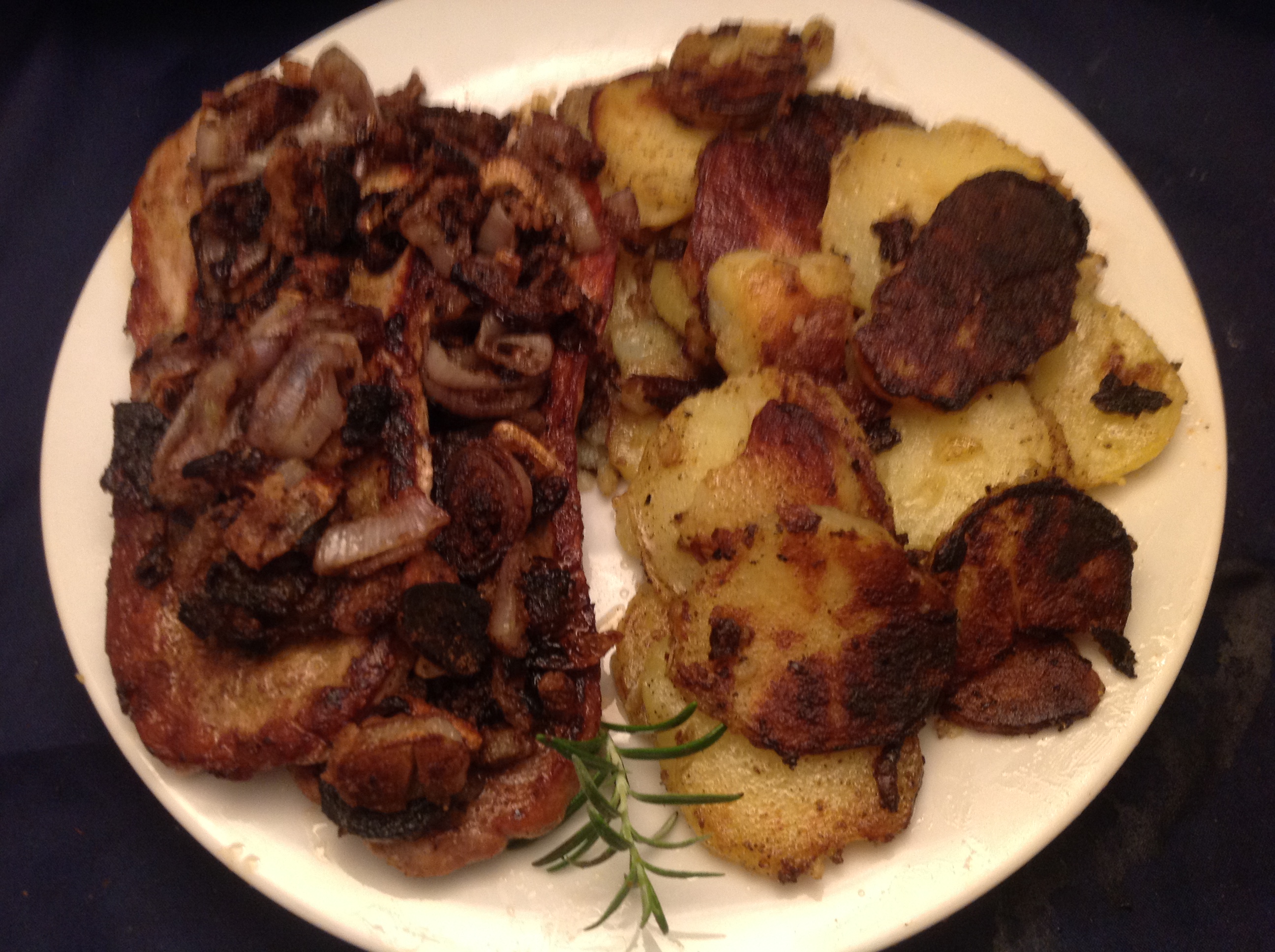 Schweineschnitzel mit Röstzwiebeln und Bratkartoffeln - Nudelheissundhos