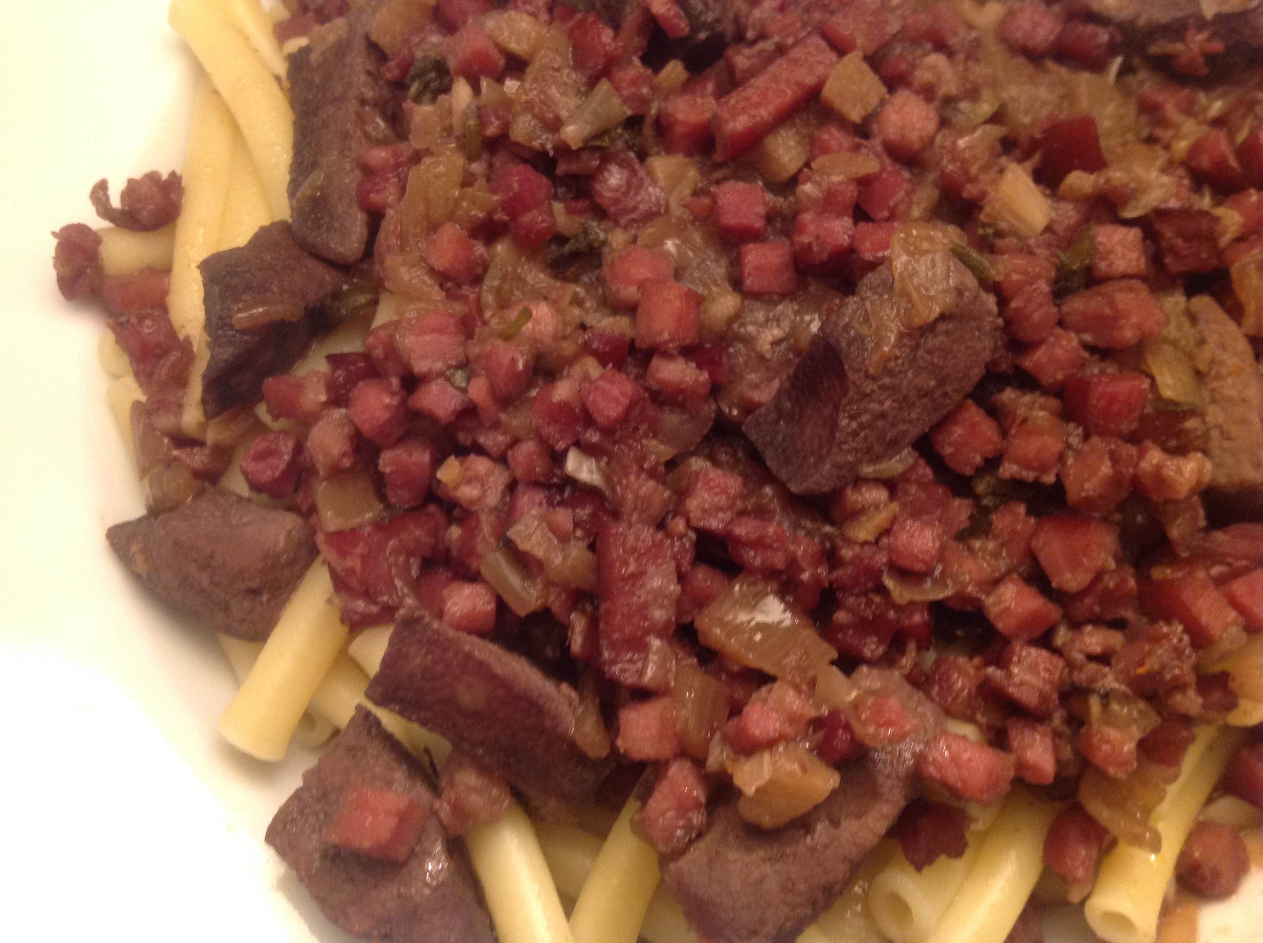 Leber-Schinken-Ragout in Rotwein-Sauce mit Pasta