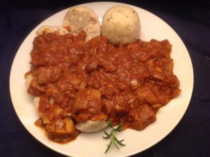Pansen-Ragout in Curry-Sauce mit Knödeln
