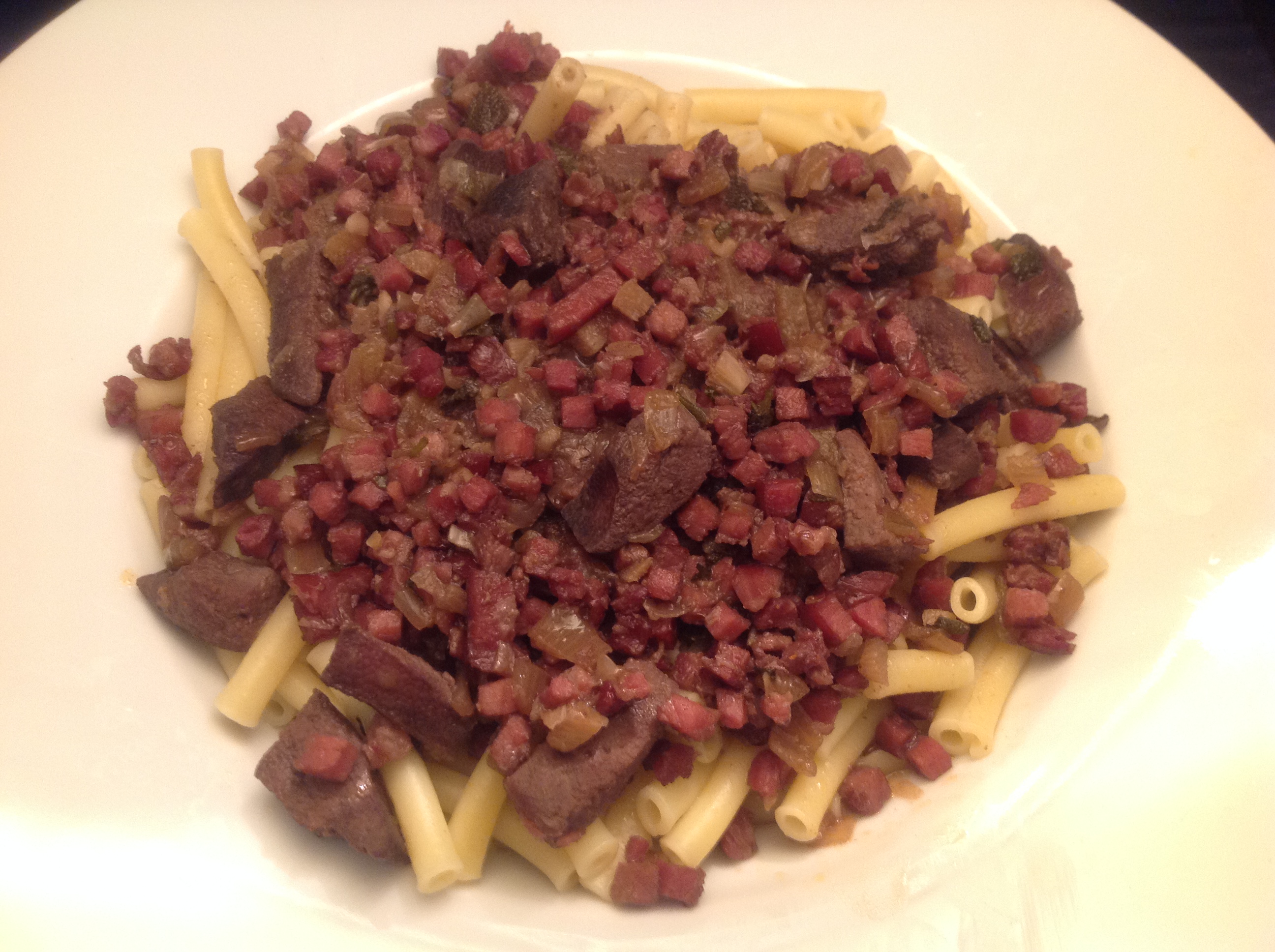 Leber-Schinken-Ragout in Rotwein-Sauce mit Pasta - Nudelheissundhos