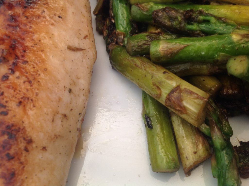 Hähnchenbrustfilet mit gebratenem, grünem Spargel - Nudelheissundhos