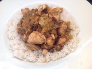 Schweinefleisch mit Champignons und Zwiebeln in Hoisin-Sauce und Reis